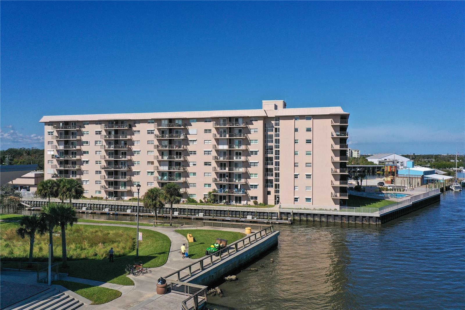 CAPTAINS QUARTERS - Residential