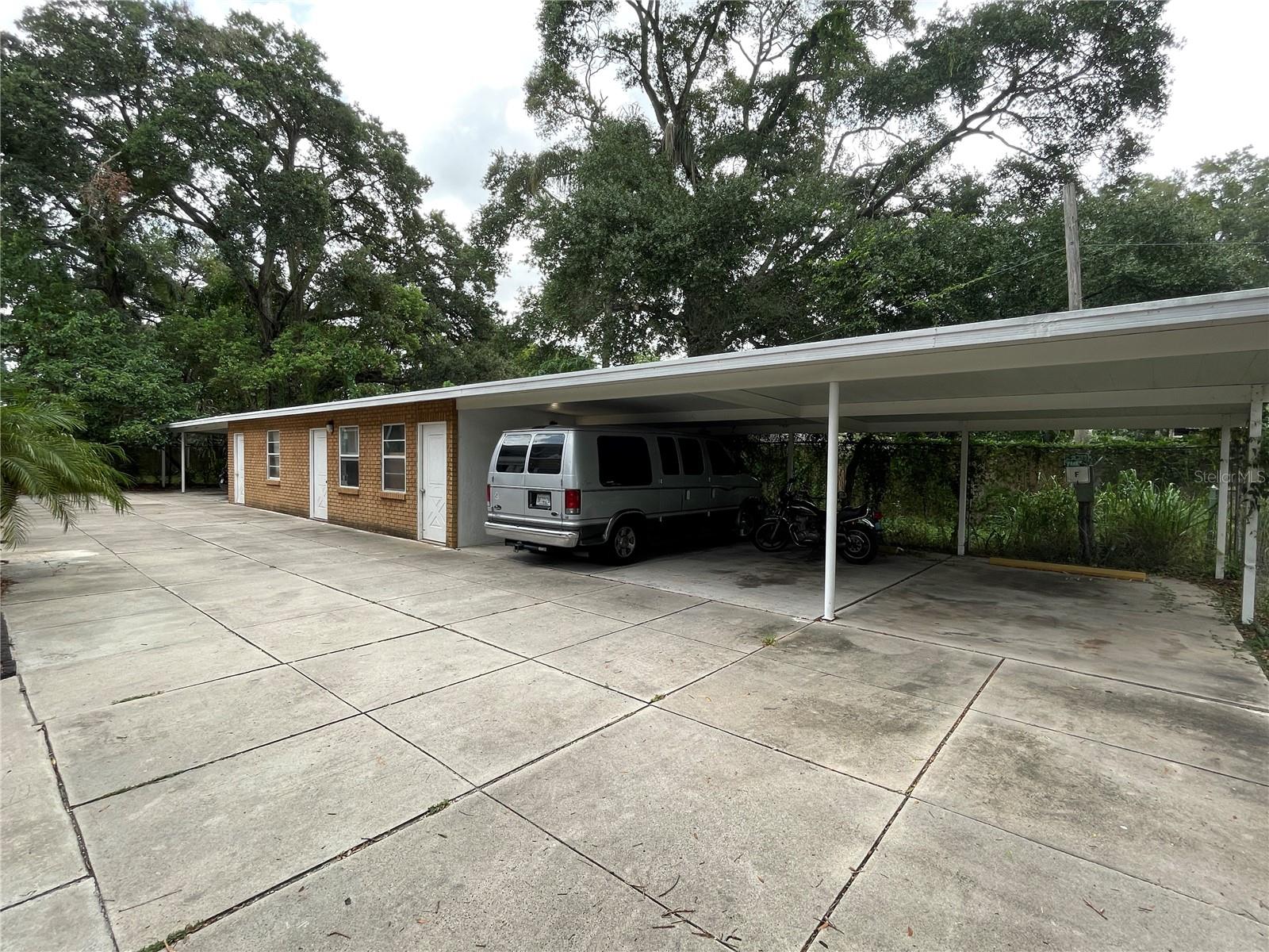 DE LEON PARK - Residential Lease