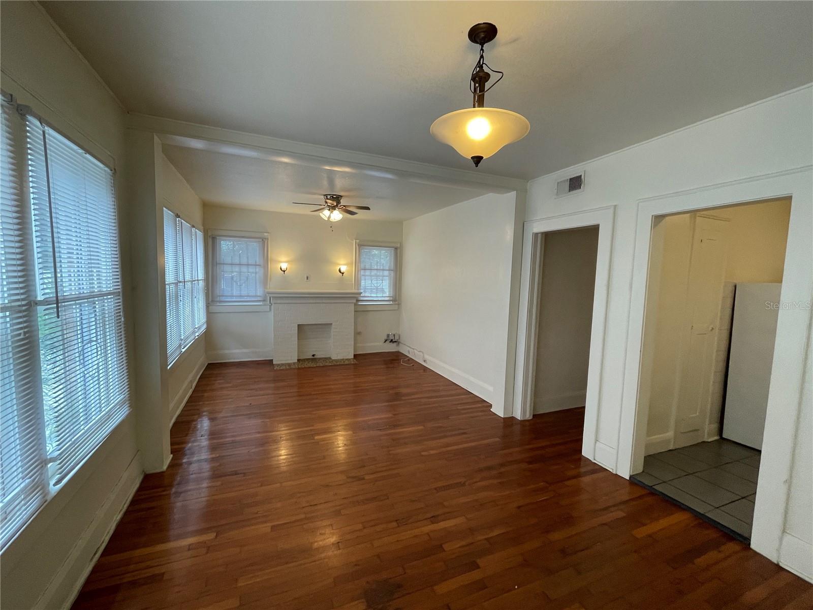 DE LEON PARK - Residential Lease