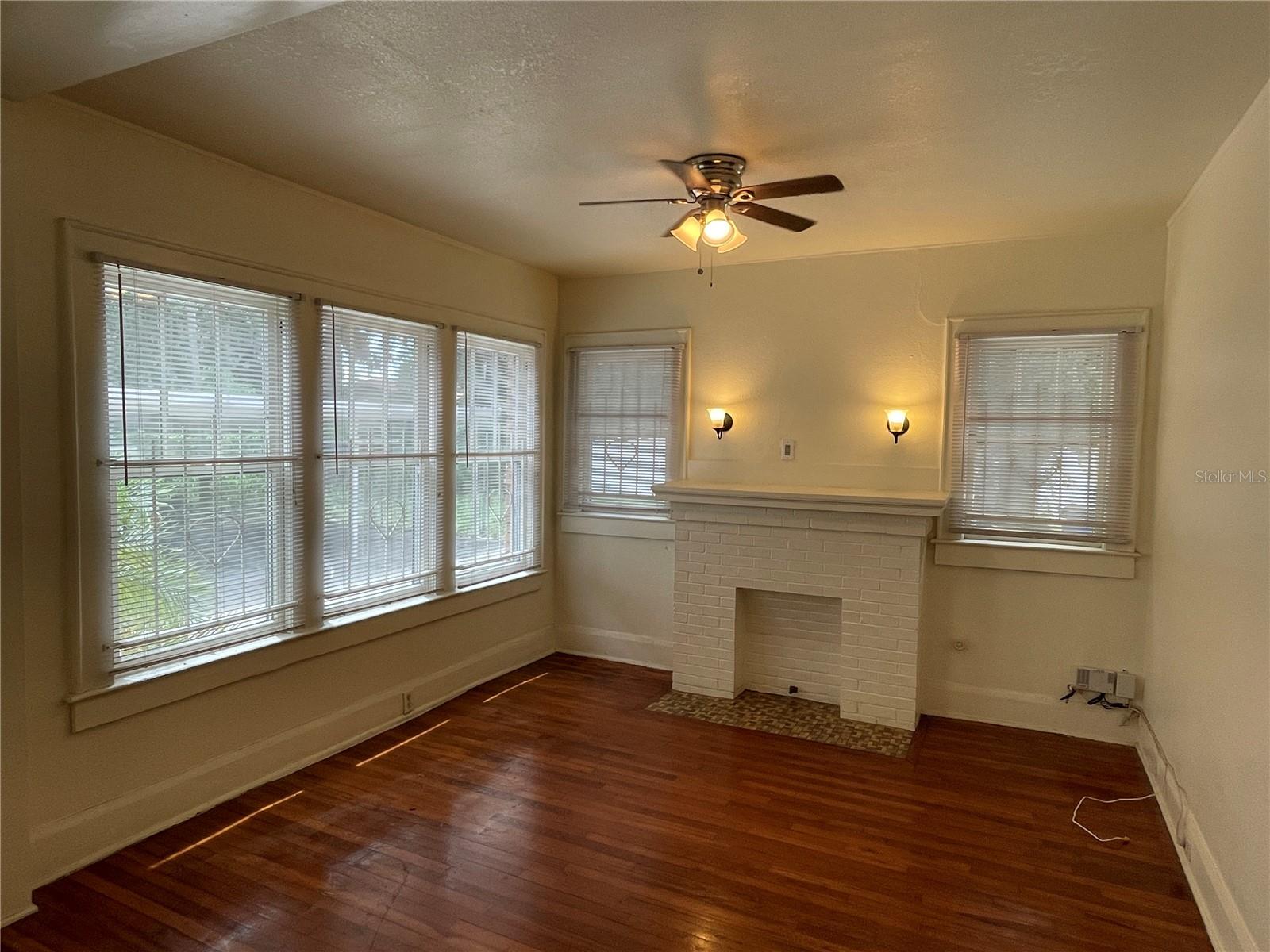 DE LEON PARK - Residential Lease