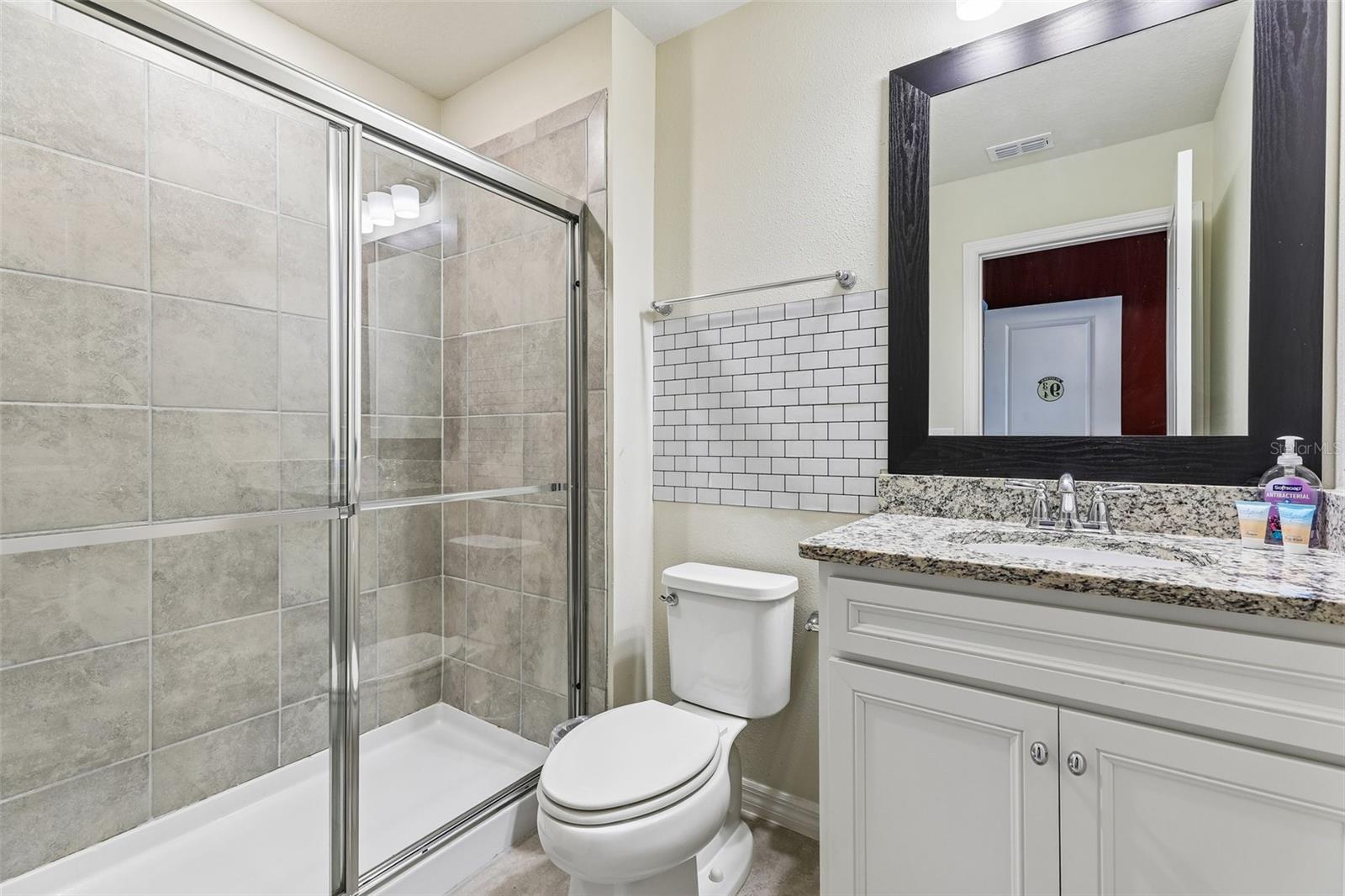 WINDSOR ISLAND RESIDENCE PH 26 - Residential