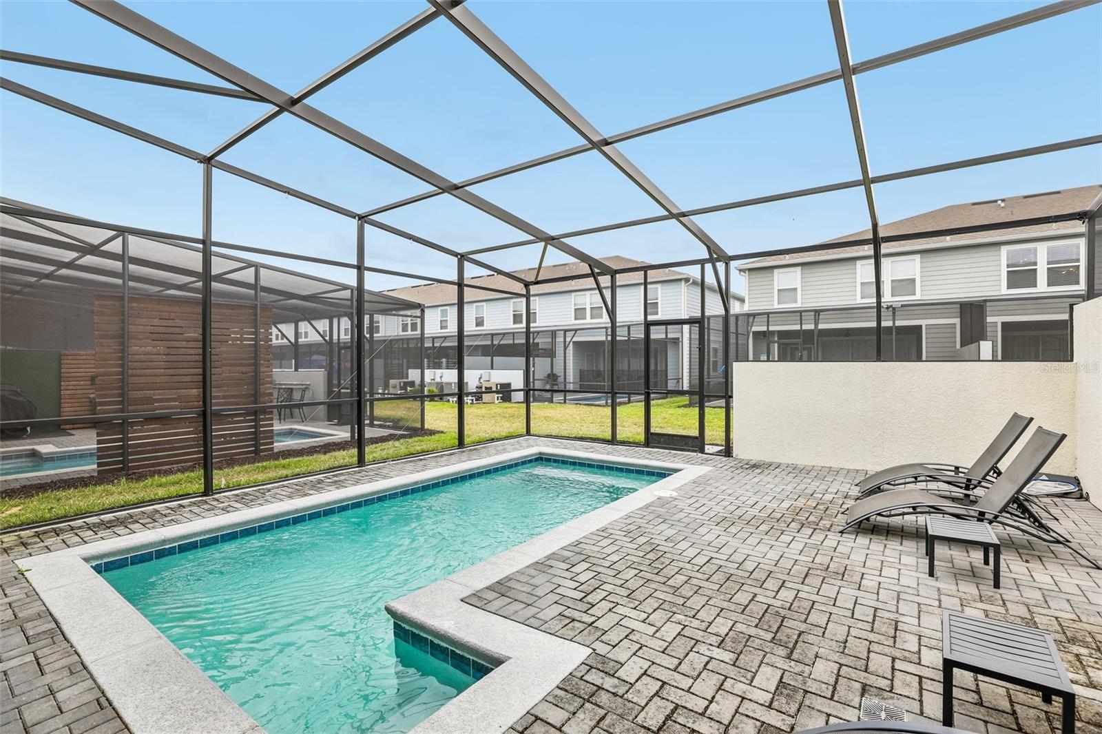 WINDSOR ISLAND RESIDENCE PH 26 - Residential