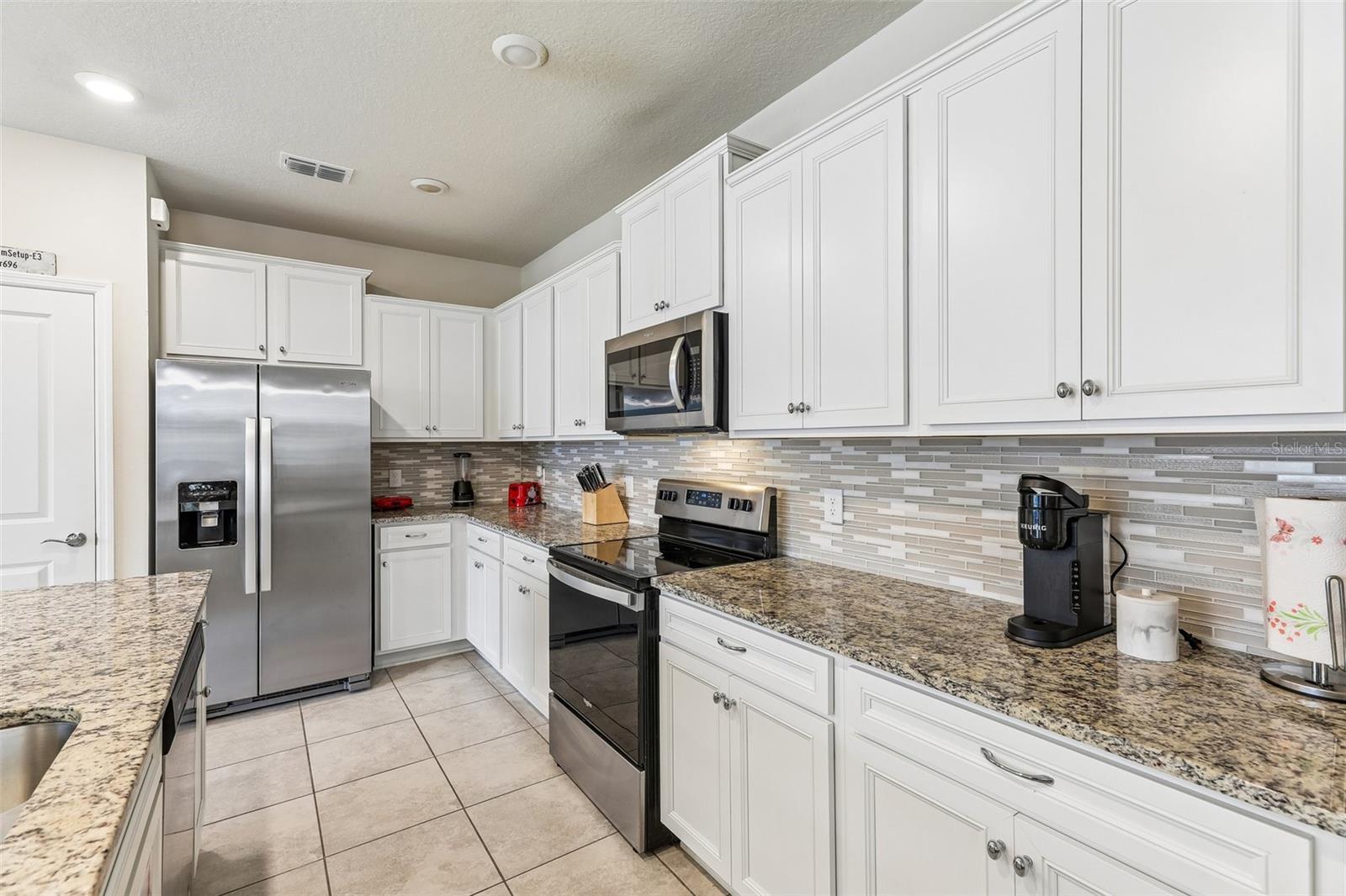 WINDSOR ISLAND RESIDENCE PH 26 - Residential