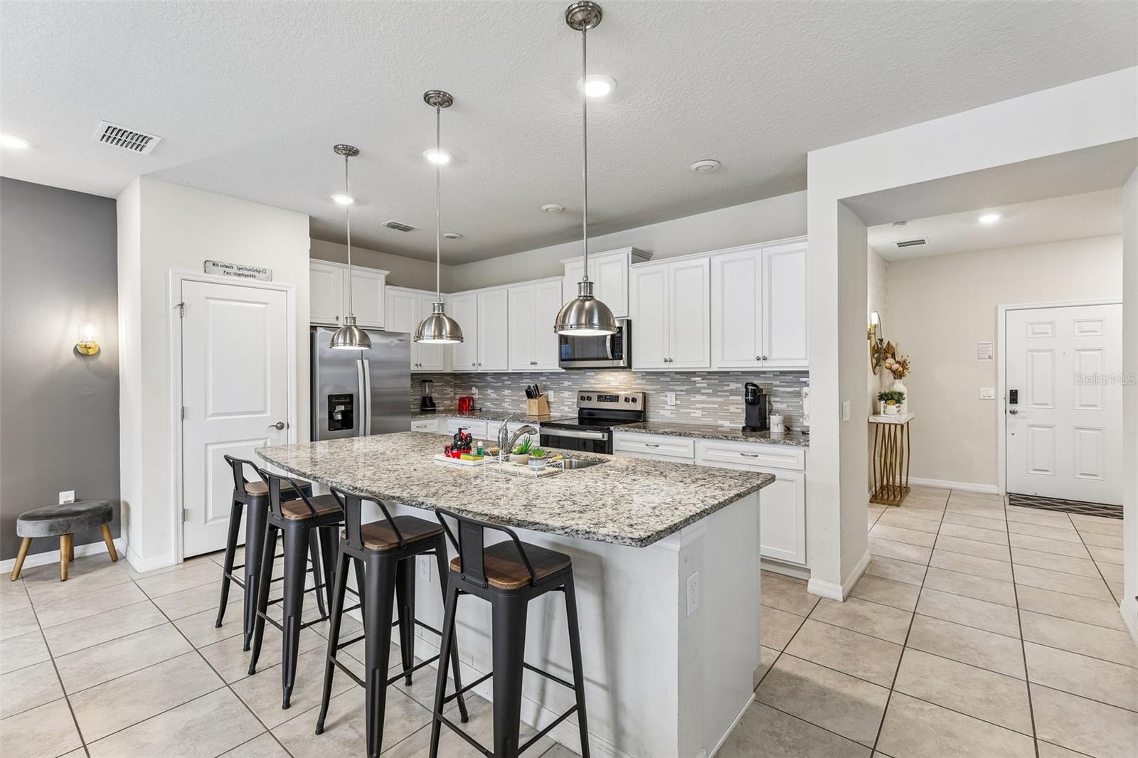 WINDSOR ISLAND RESIDENCE PH 26 - Residential