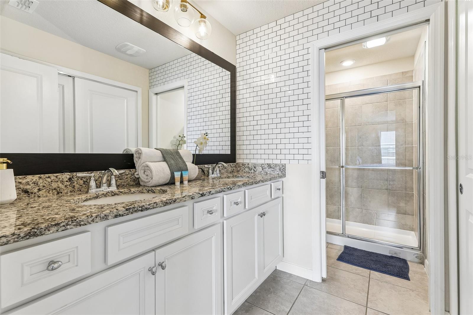 WINDSOR ISLAND RESIDENCE PH 26 - Residential