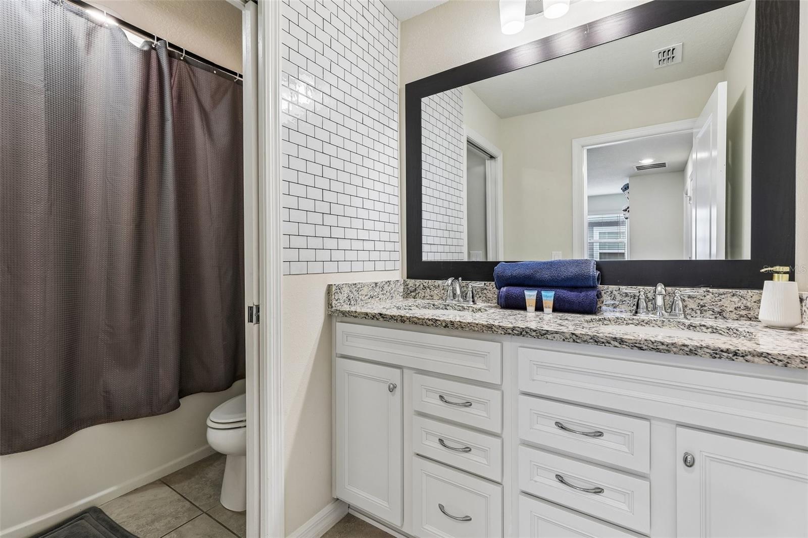 WINDSOR ISLAND RESIDENCE PH 26 - Residential
