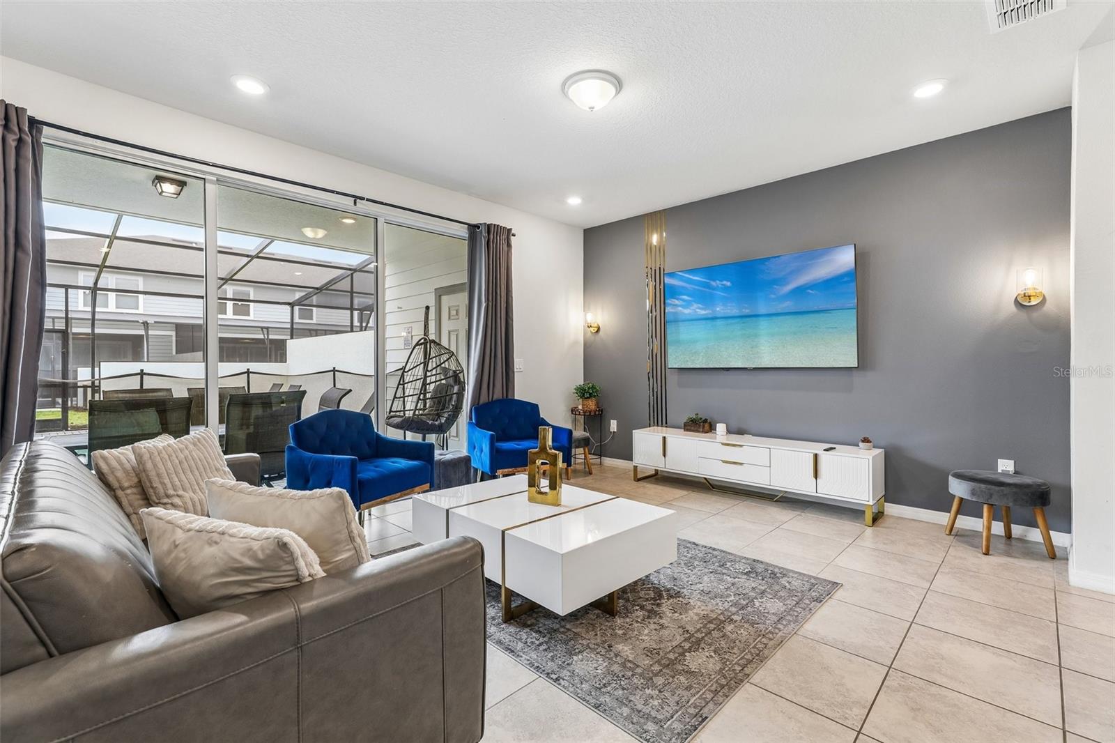 WINDSOR ISLAND RESIDENCE PH 26 - Residential