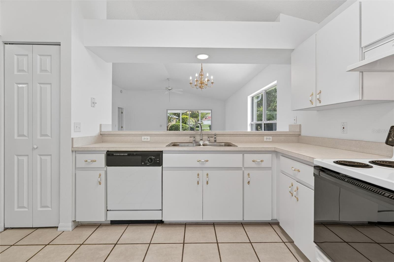 OAKWOOD VILLAGE BEVERLY HILLS PH 01 - Residential