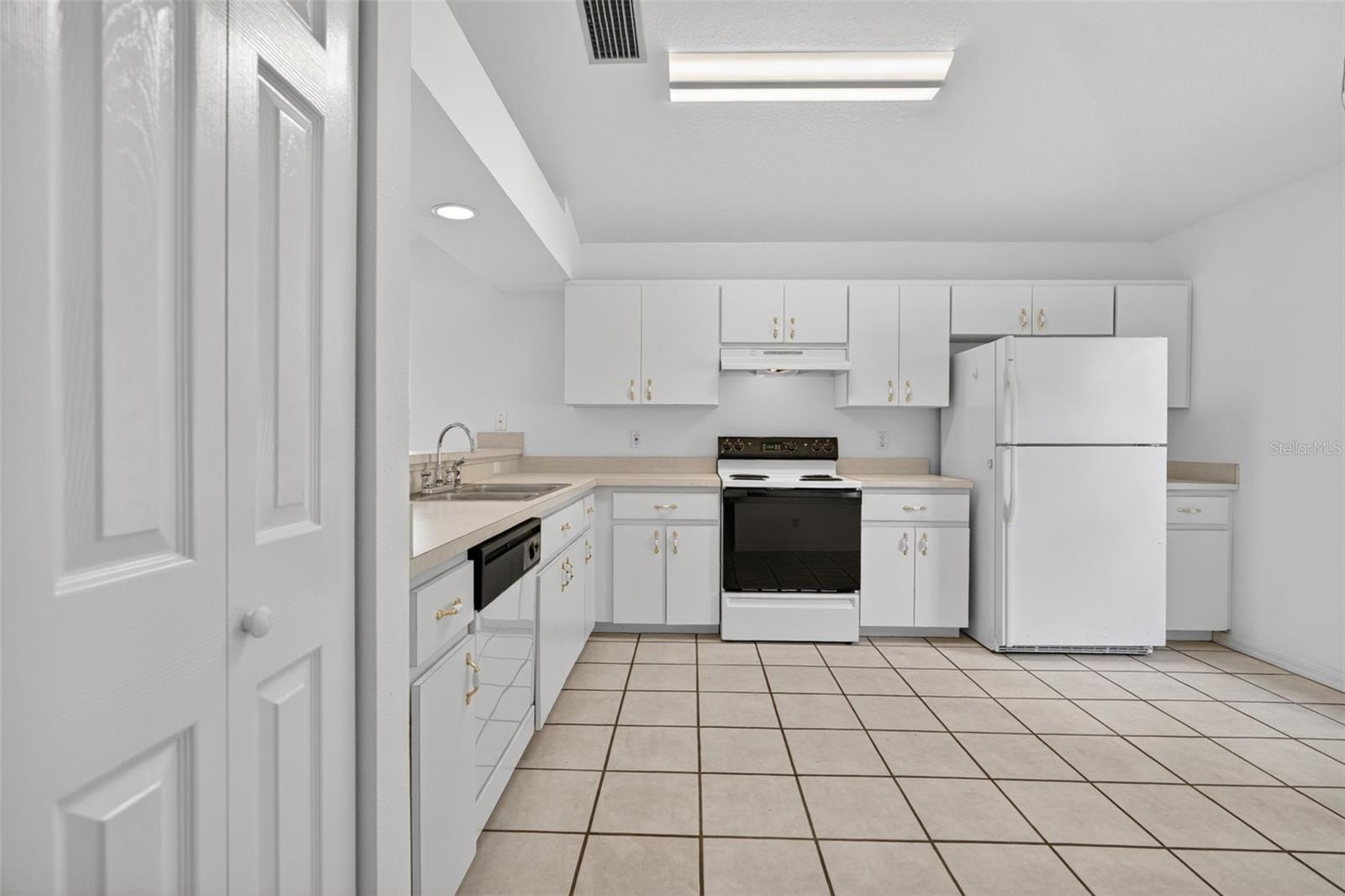 OAKWOOD VILLAGE BEVERLY HILLS PH 01 - Residential