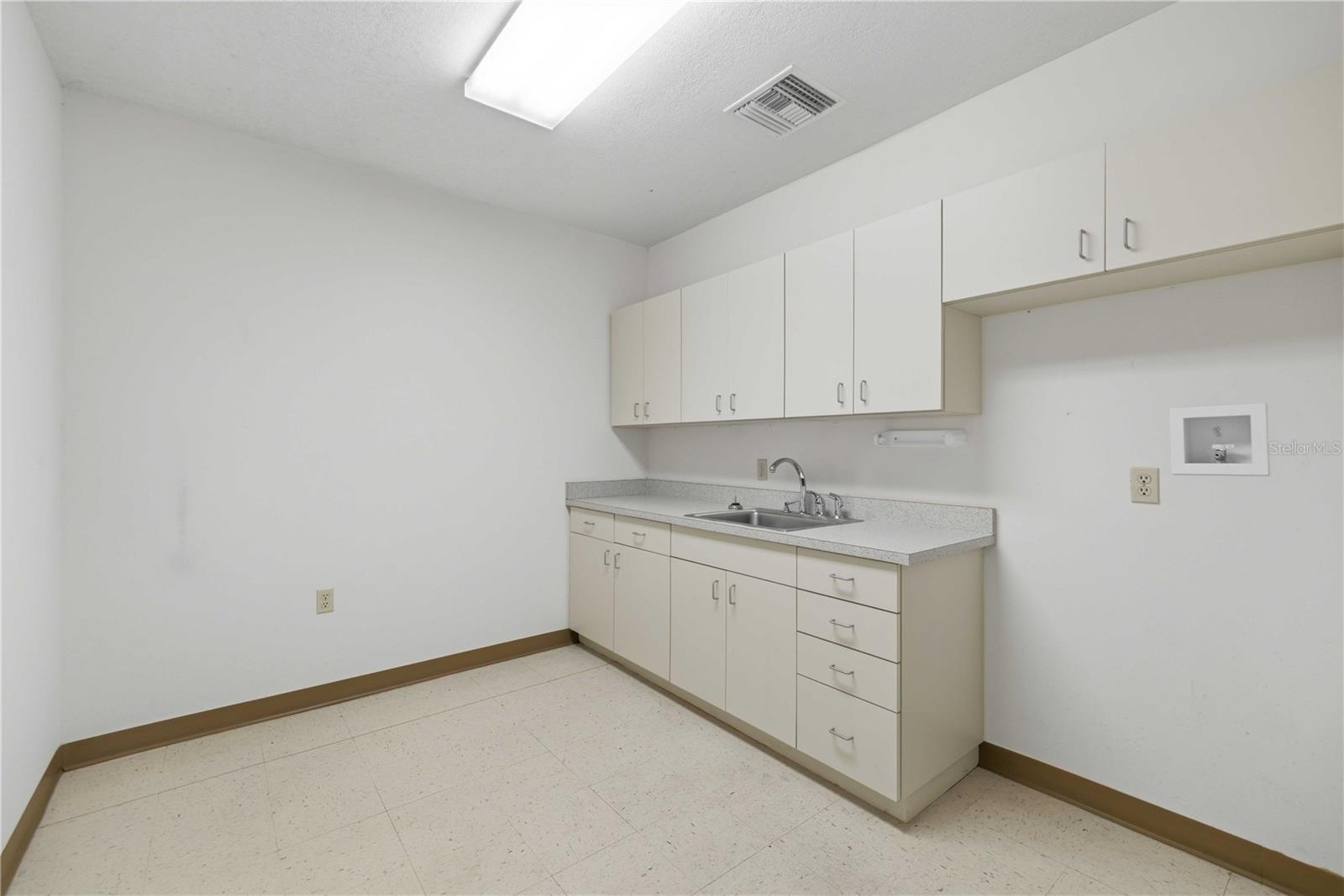 35TH STREET INDUST COMPLEX - Commercial Lease