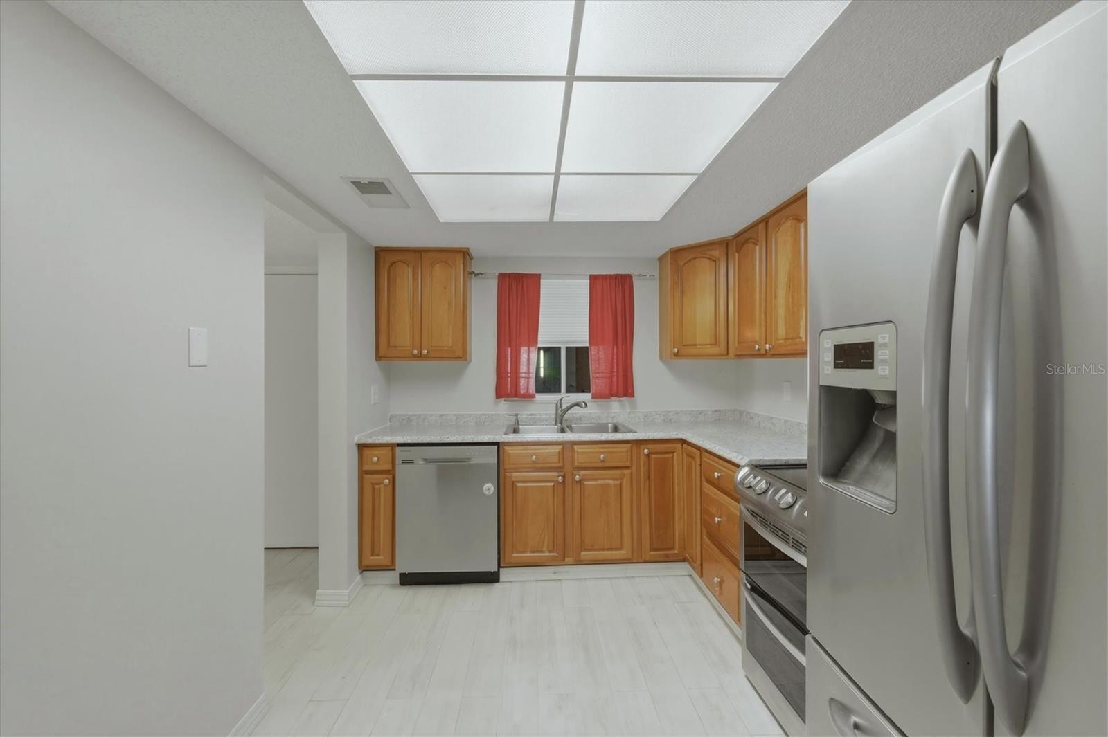 BAYSHORE ON THE LAKE APTS SEC 4 - Residential Lease