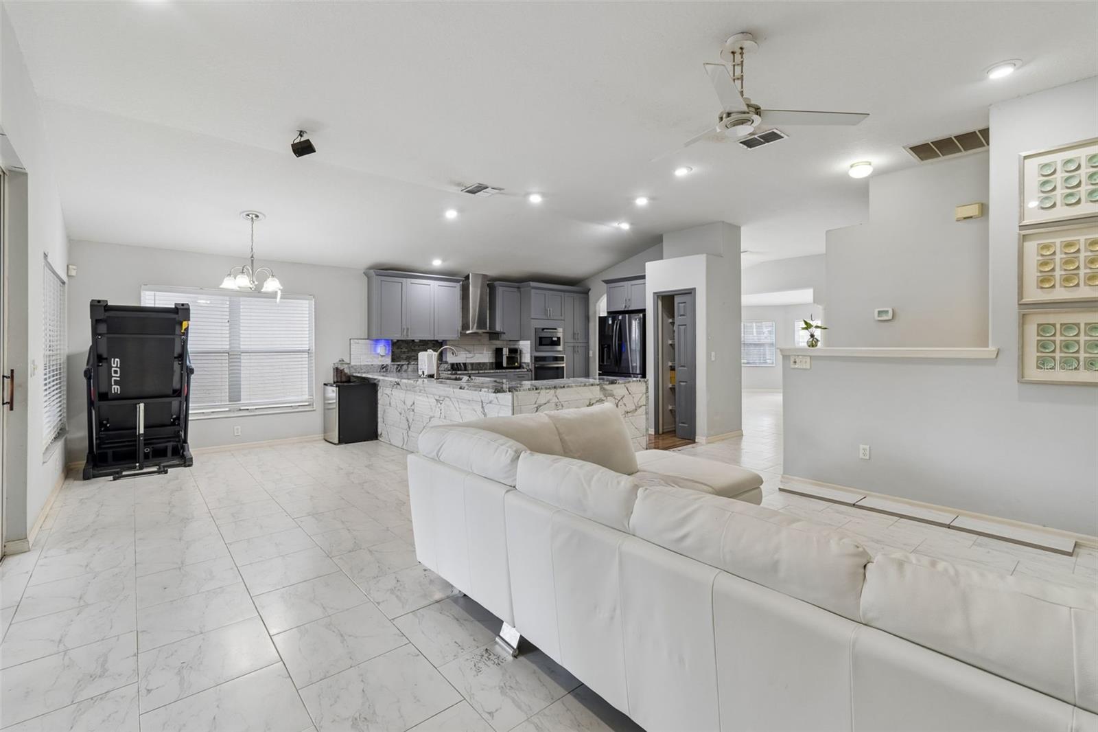 WHISPERING OAKS - Residential