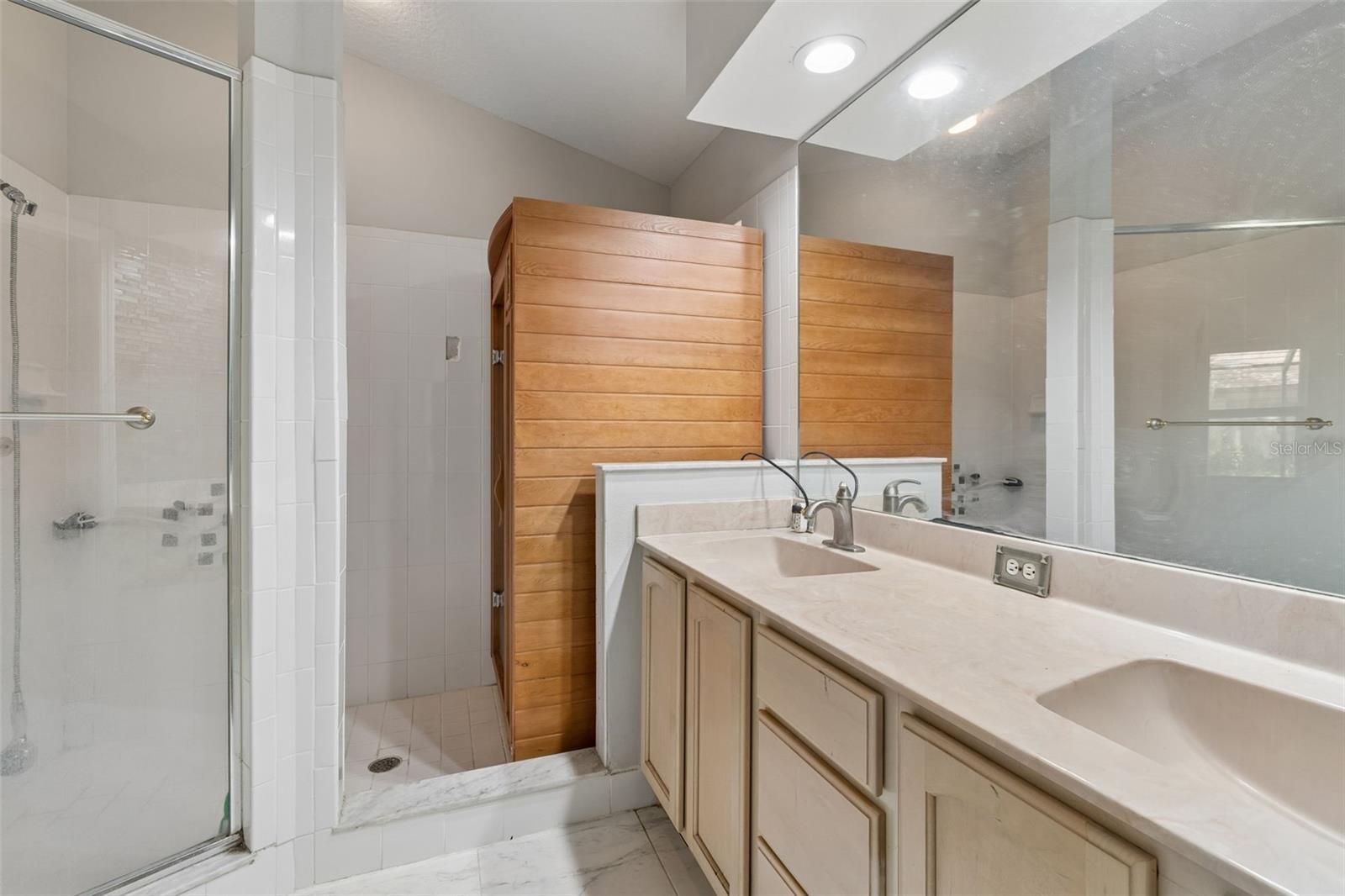 WHISPERING OAKS - Residential