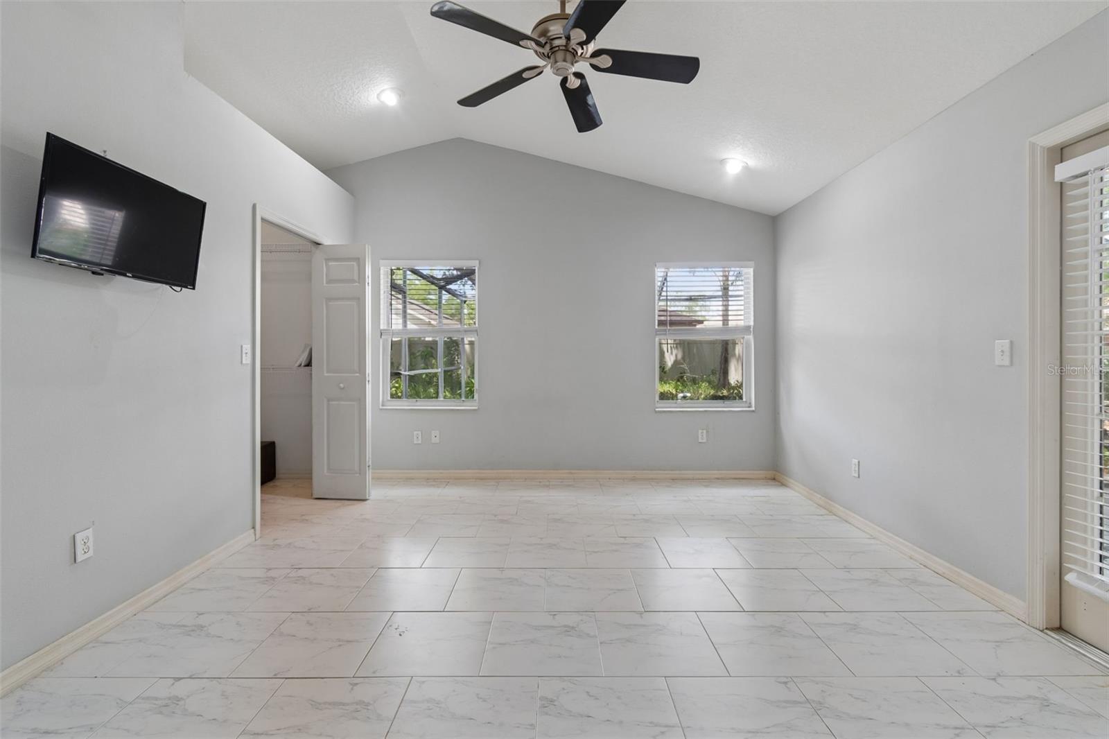 WHISPERING OAKS - Residential