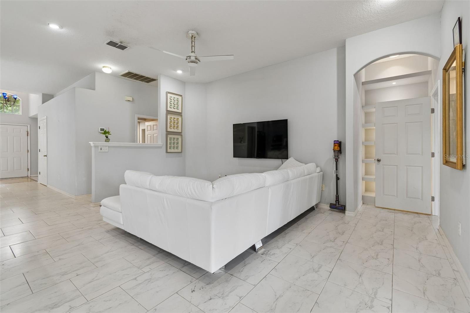 WHISPERING OAKS - Residential