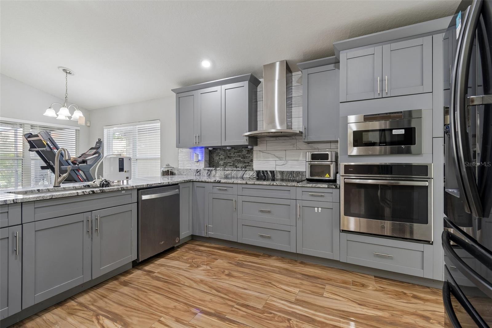 WHISPERING OAKS - Residential