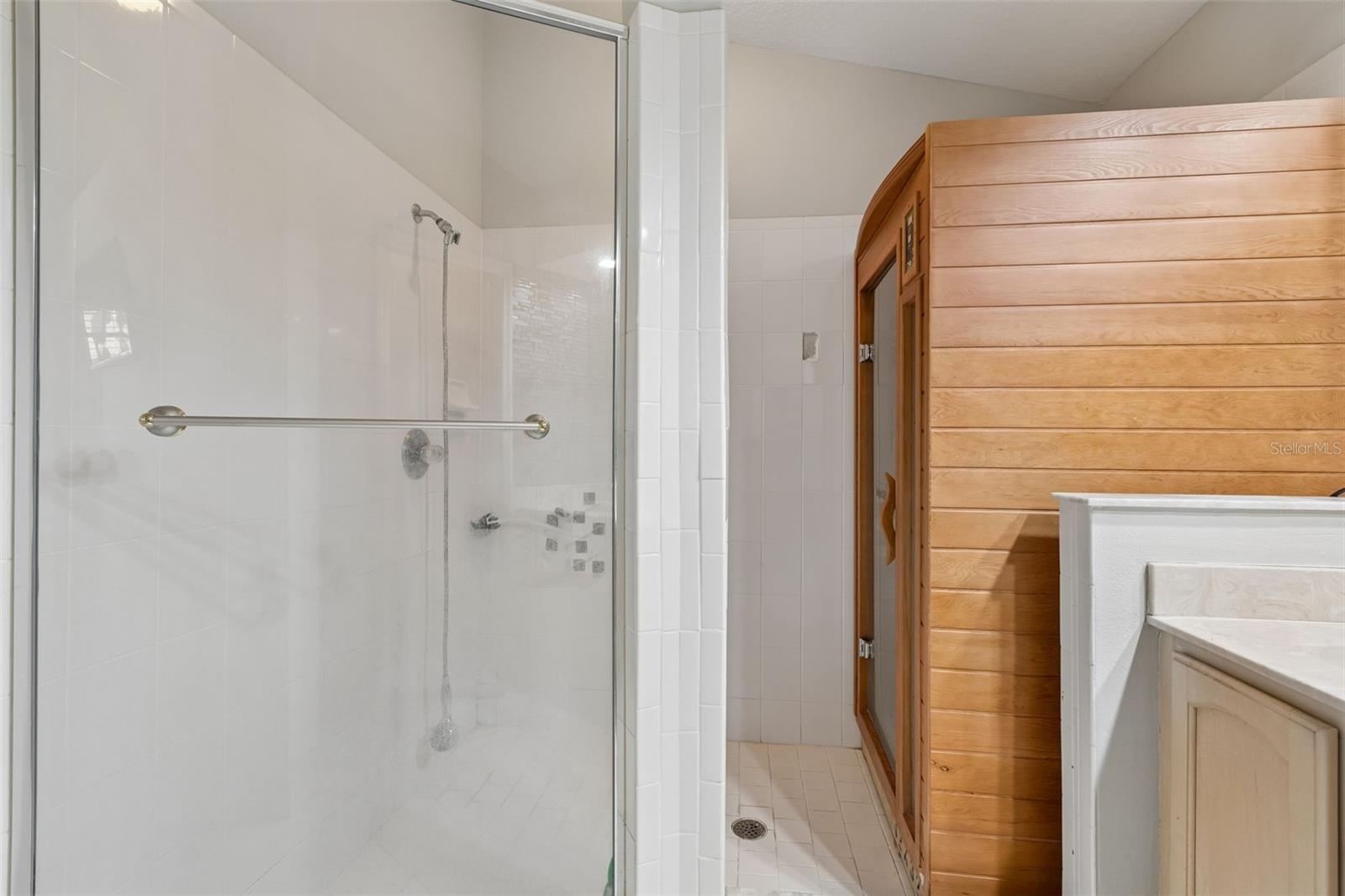 WHISPERING OAKS - Residential