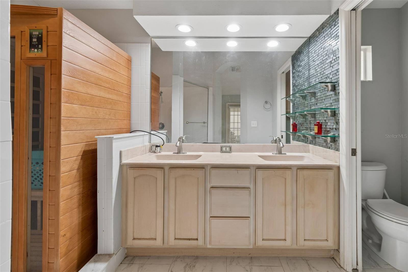 WHISPERING OAKS - Residential
