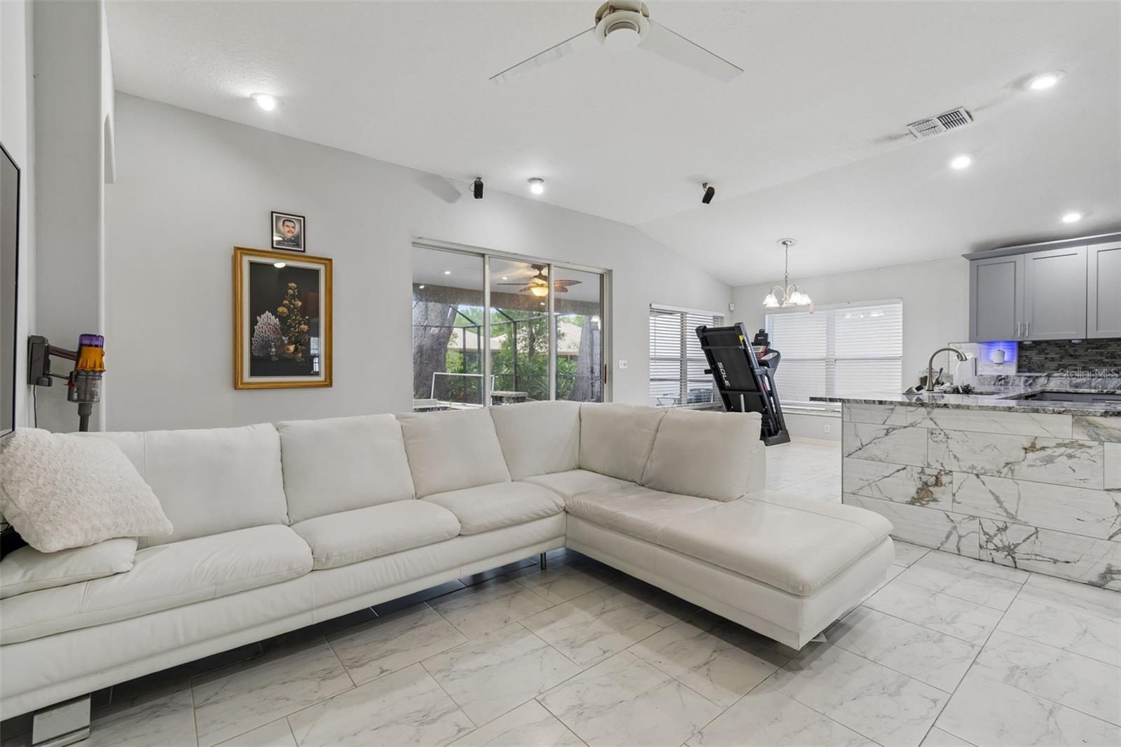 WHISPERING OAKS - Residential