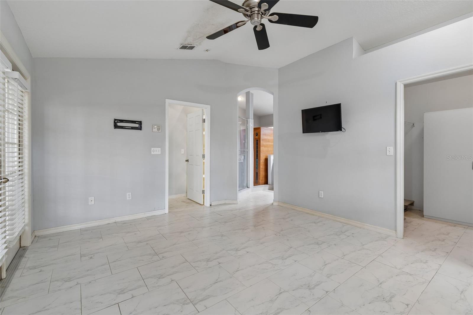 WHISPERING OAKS - Residential