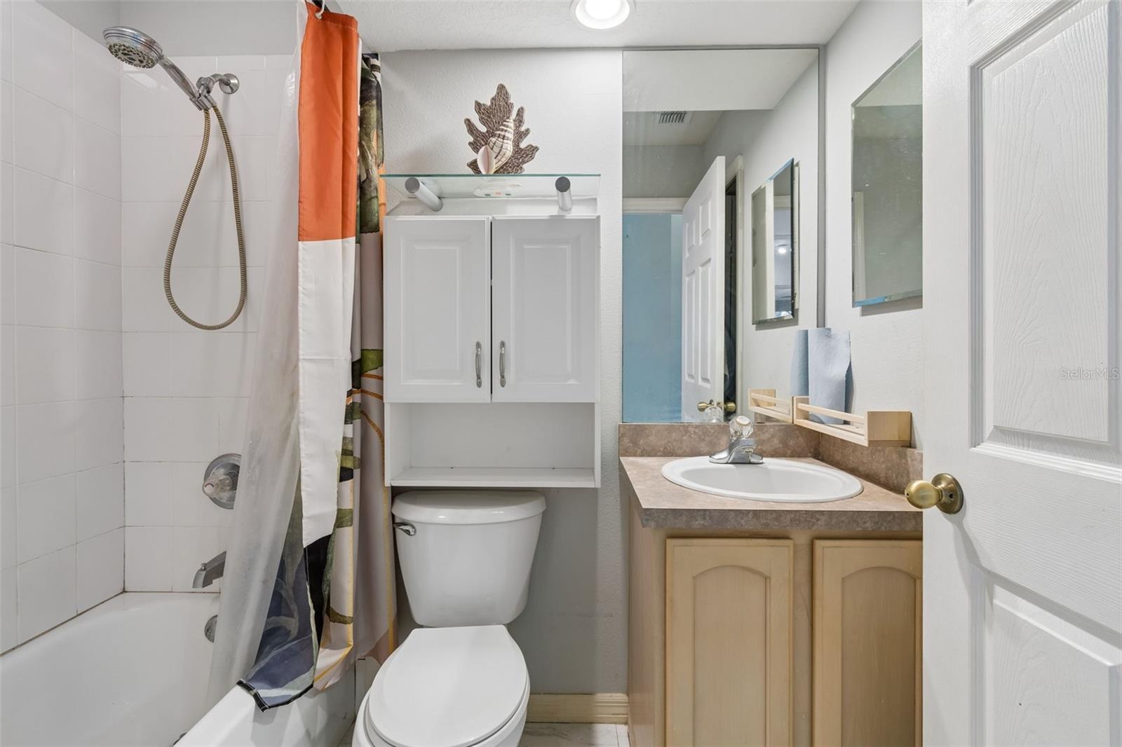 WHISPERING OAKS - Residential