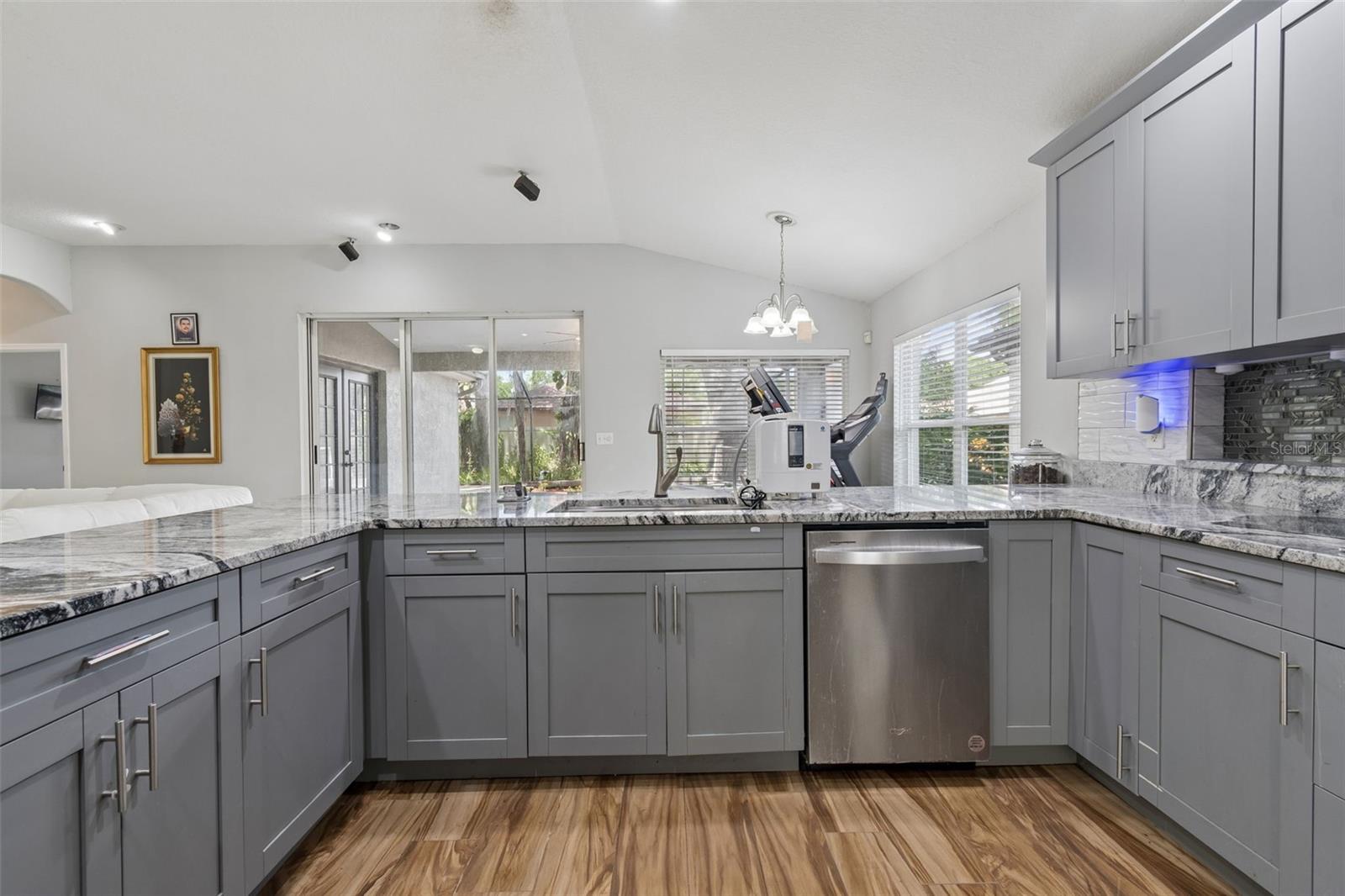 WHISPERING OAKS - Residential