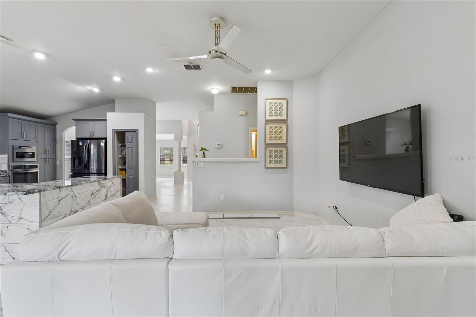 WHISPERING OAKS - Residential