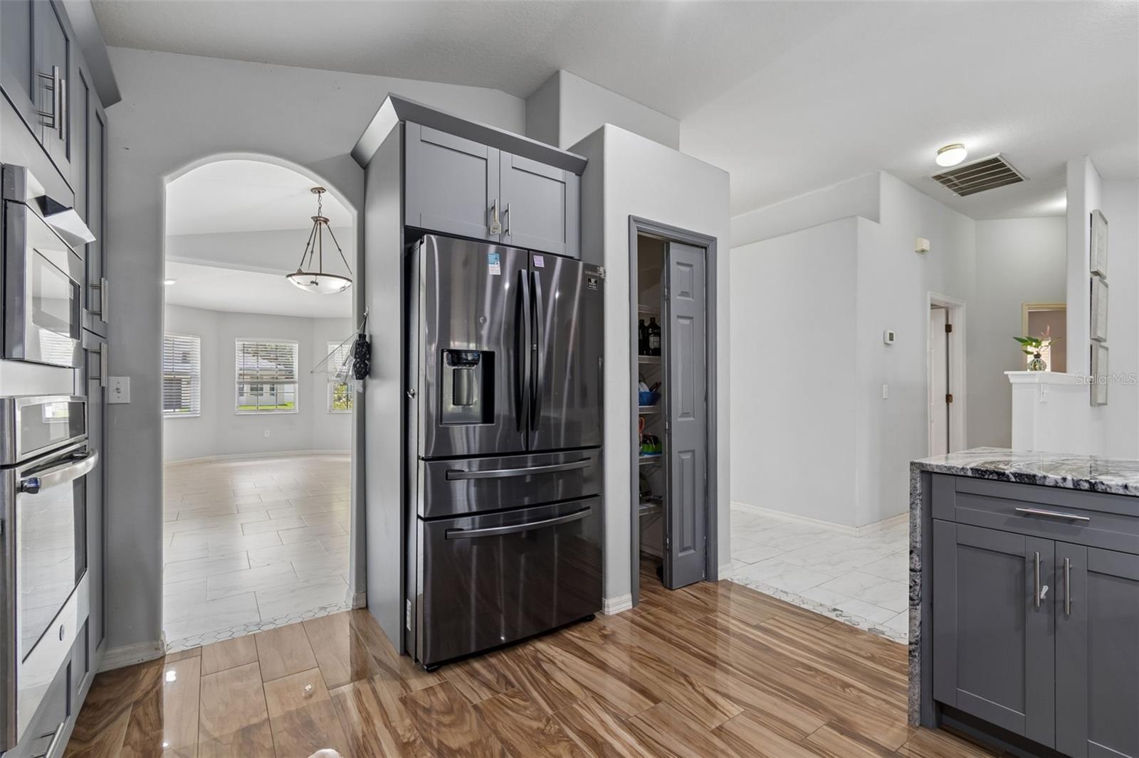 WHISPERING OAKS - Residential