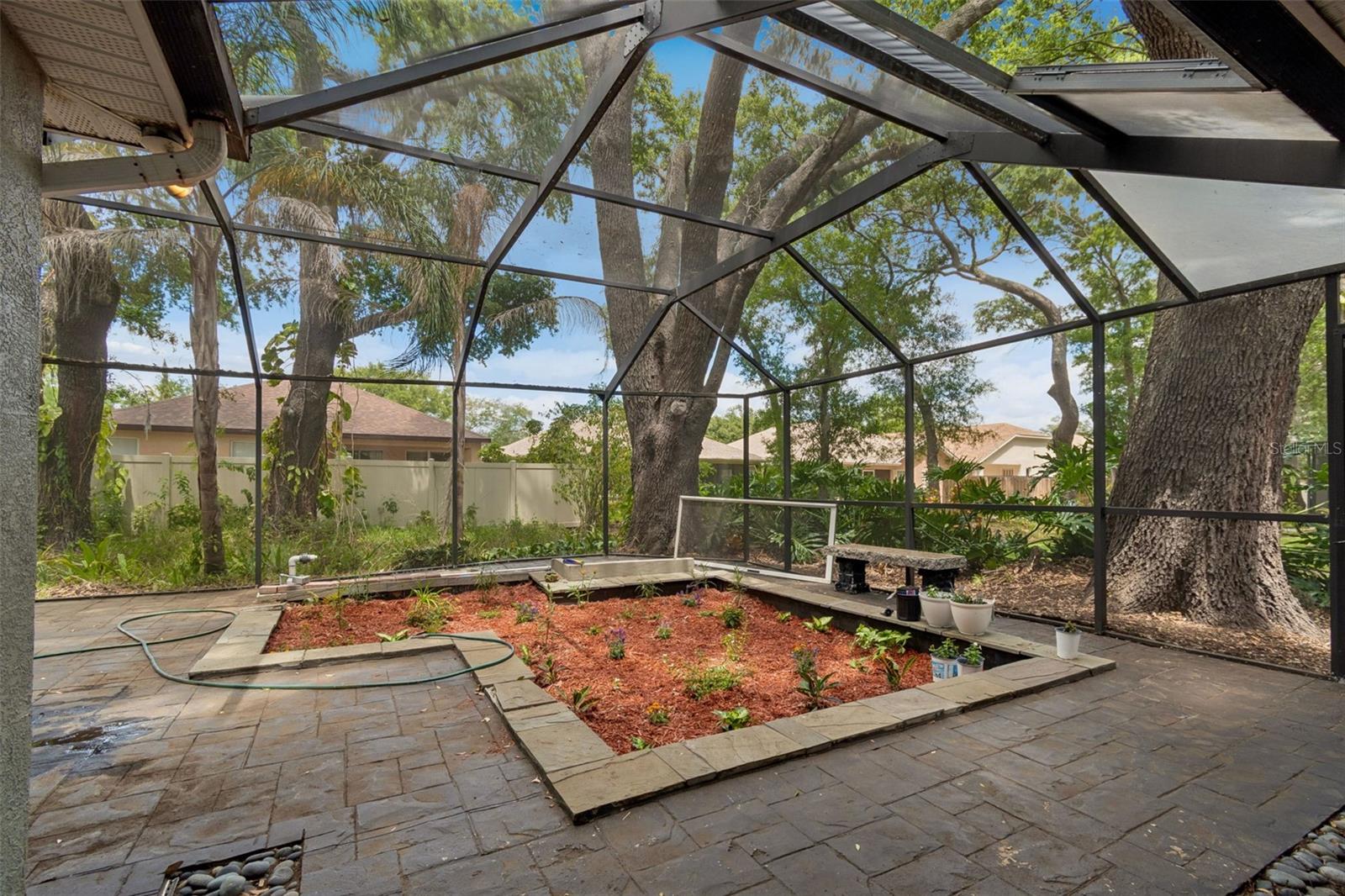 WHISPERING OAKS - Residential