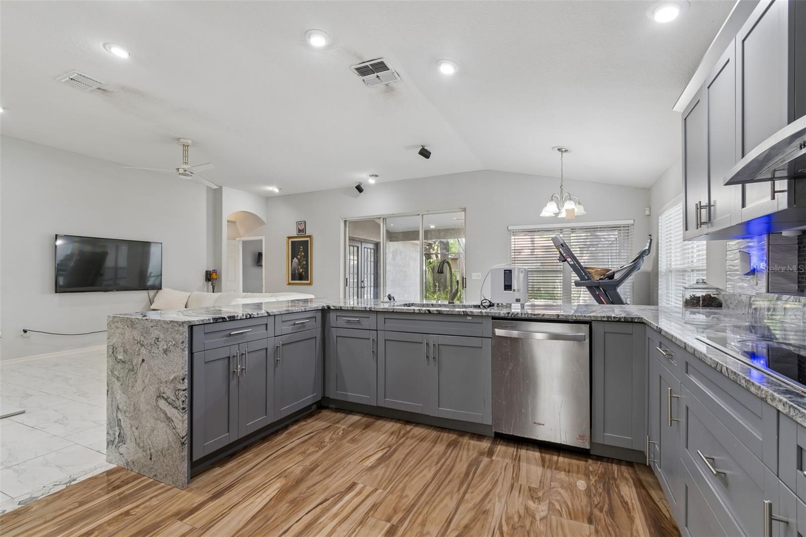 WHISPERING OAKS - Residential