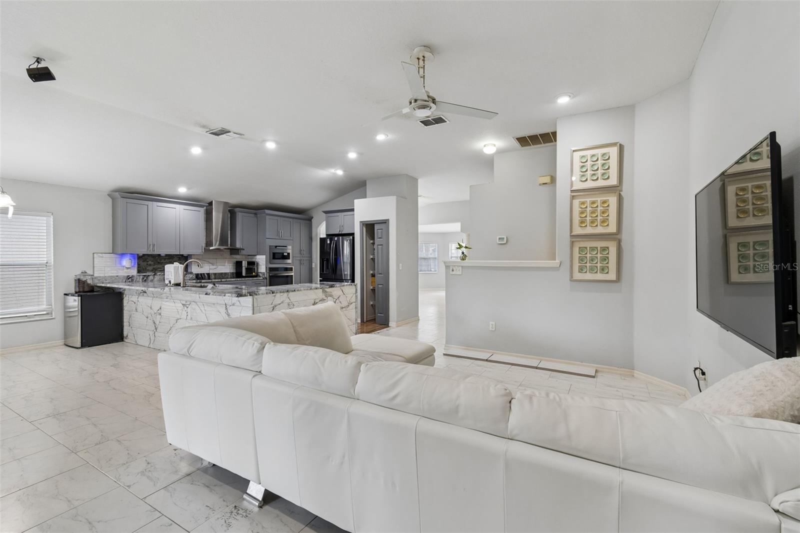 WHISPERING OAKS - Residential