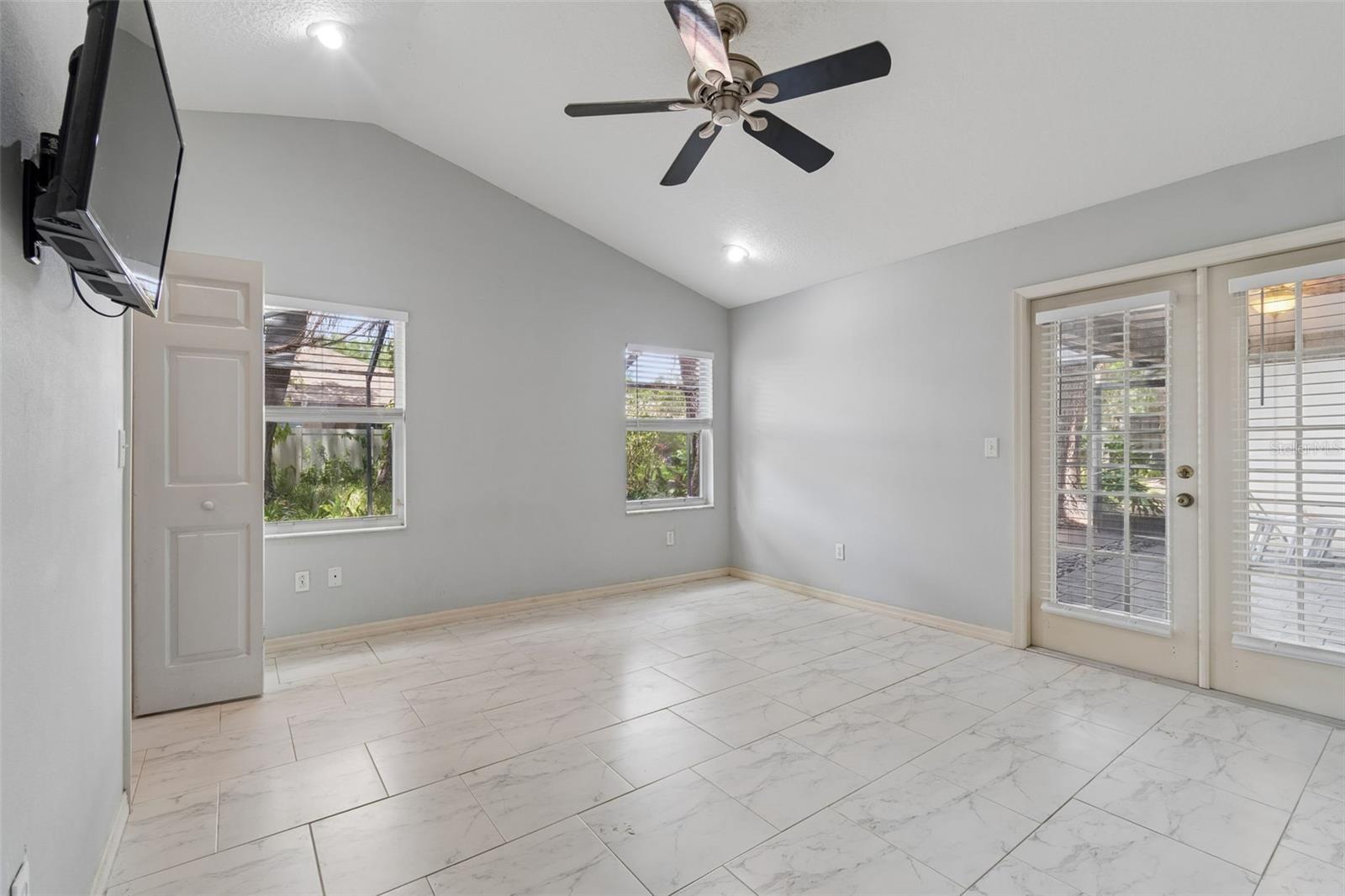 WHISPERING OAKS - Residential