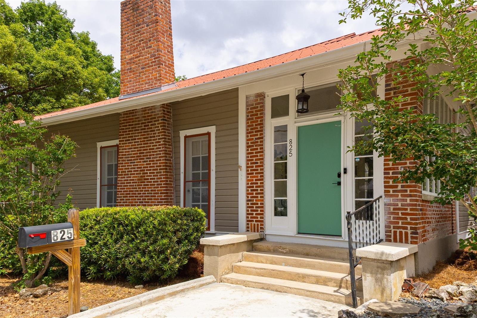 Available turn key for short or long term rental. Step into the charm of this beautifully restored bungalow in Ocala's Historic District. Filled with whimsical antiques and thoughtful details, this home offers a one-of-a-kind stay that feels both nostalgic and fresh. With two king beds, a full bath with tub and shower, you’ll have everything you need to unwind. The home also includes indoor laundry and a designated workspace.
Located just minutes from downtown Ocala, an easy walk to local favorites, coffee shops, and evening spots.