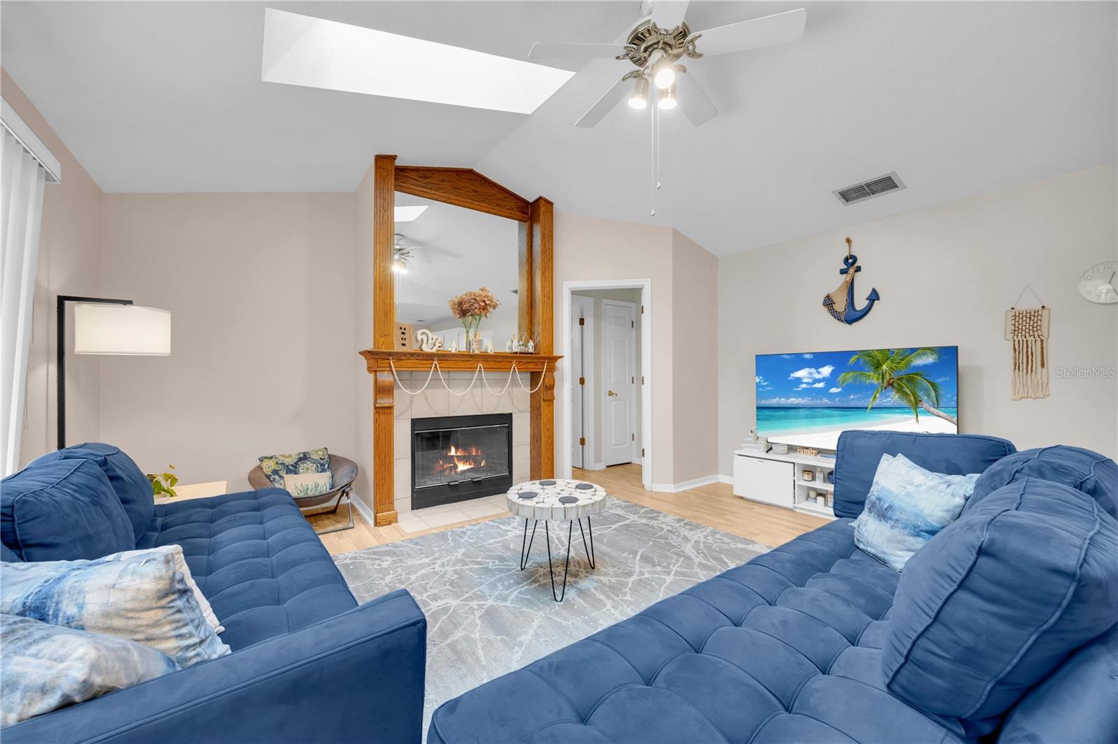 COUNTRY CLUB OAKS - Residential