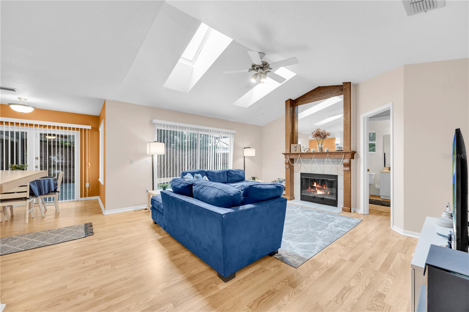 COUNTRY CLUB OAKS - Residential