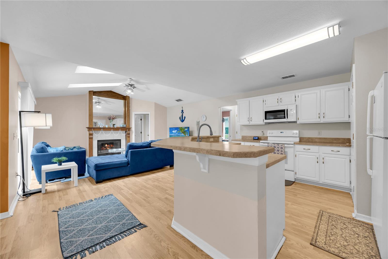 COUNTRY CLUB OAKS - Residential