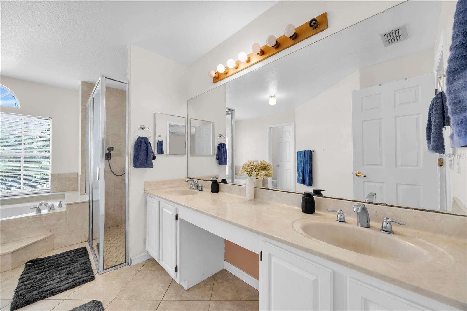 COUNTRY CLUB OAKS - Residential