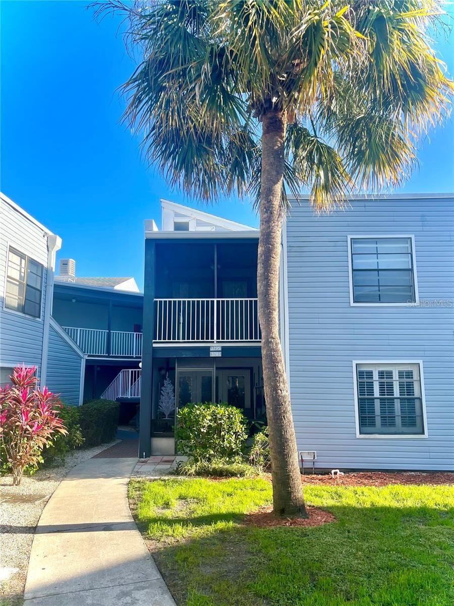 This 2-bedroom, 2-bath apartment is located in the gated Ventura Country Club community, offering resort-style amenities including an 18-hole golf course, restaurant/bar, tennis courts, pool, hot tub, and 24-hour security.

The unit features a in-unit washer and dryer, vaulted ceilings in the living room, ceiling fans in both bedrooms, spacious walk-in closets, and a pantry. Conveniently located just 10 minutes from MCO, near shopping and restaurants, and only 20 minutes from Downtown Orlando. An elementary school is located right outside the community gate.