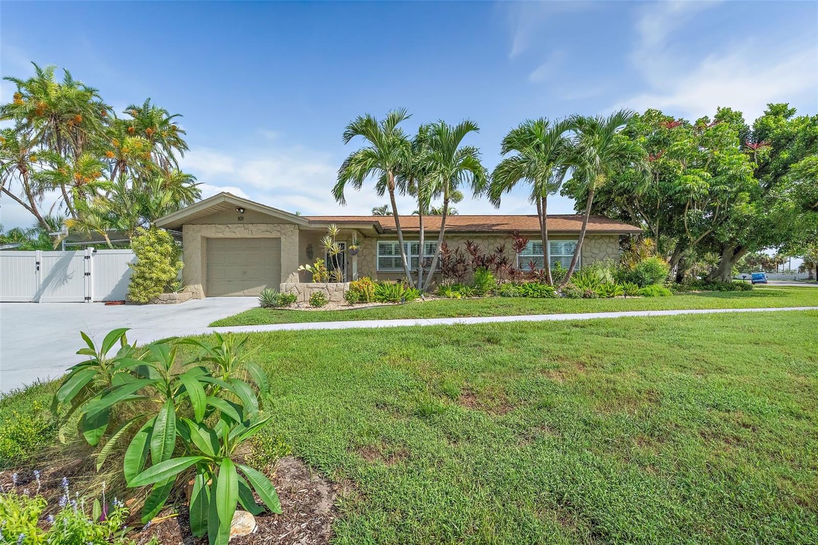 TIERRA VERDE - Residential