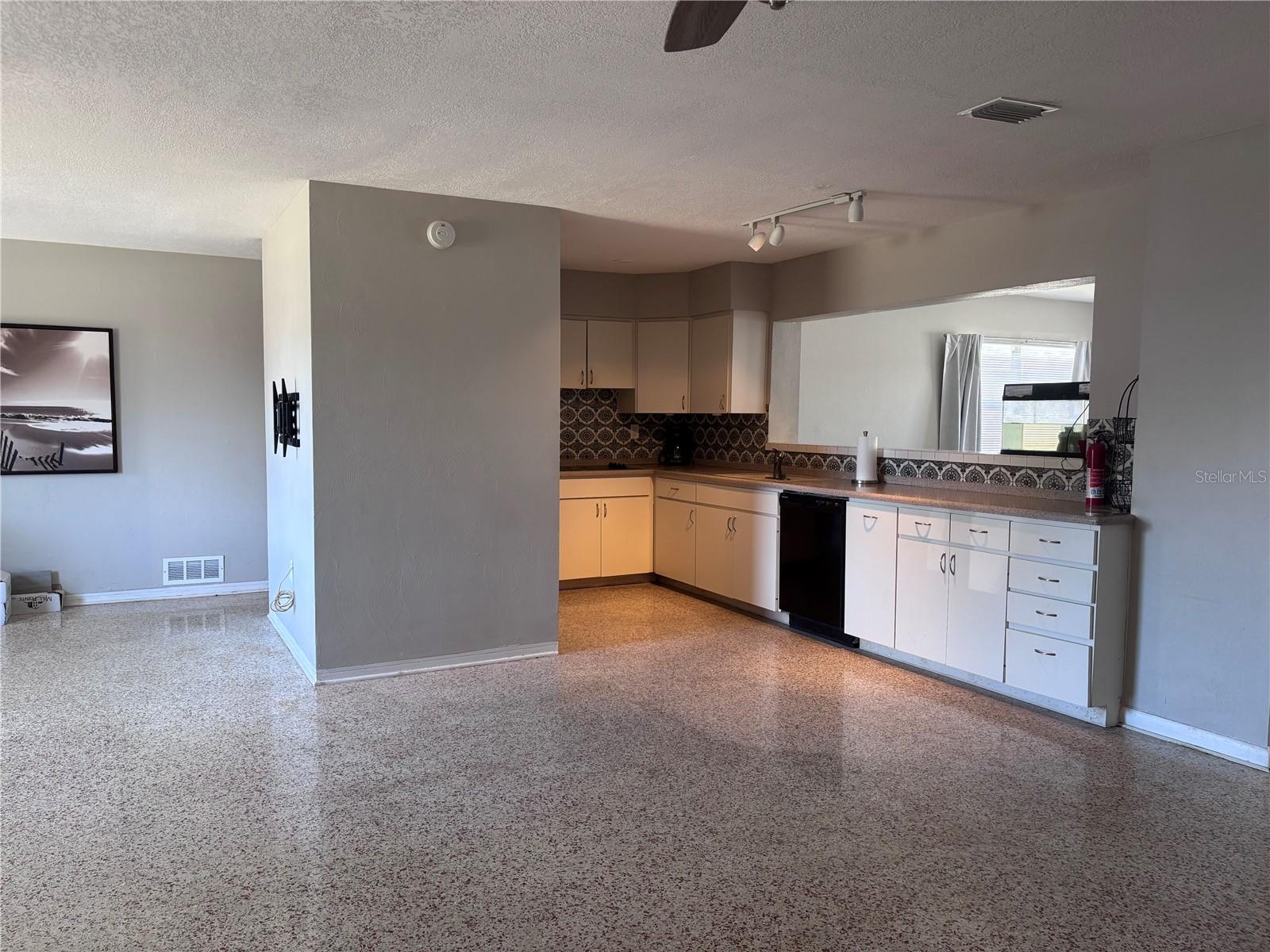 KENNETH CITY - Residential Lease