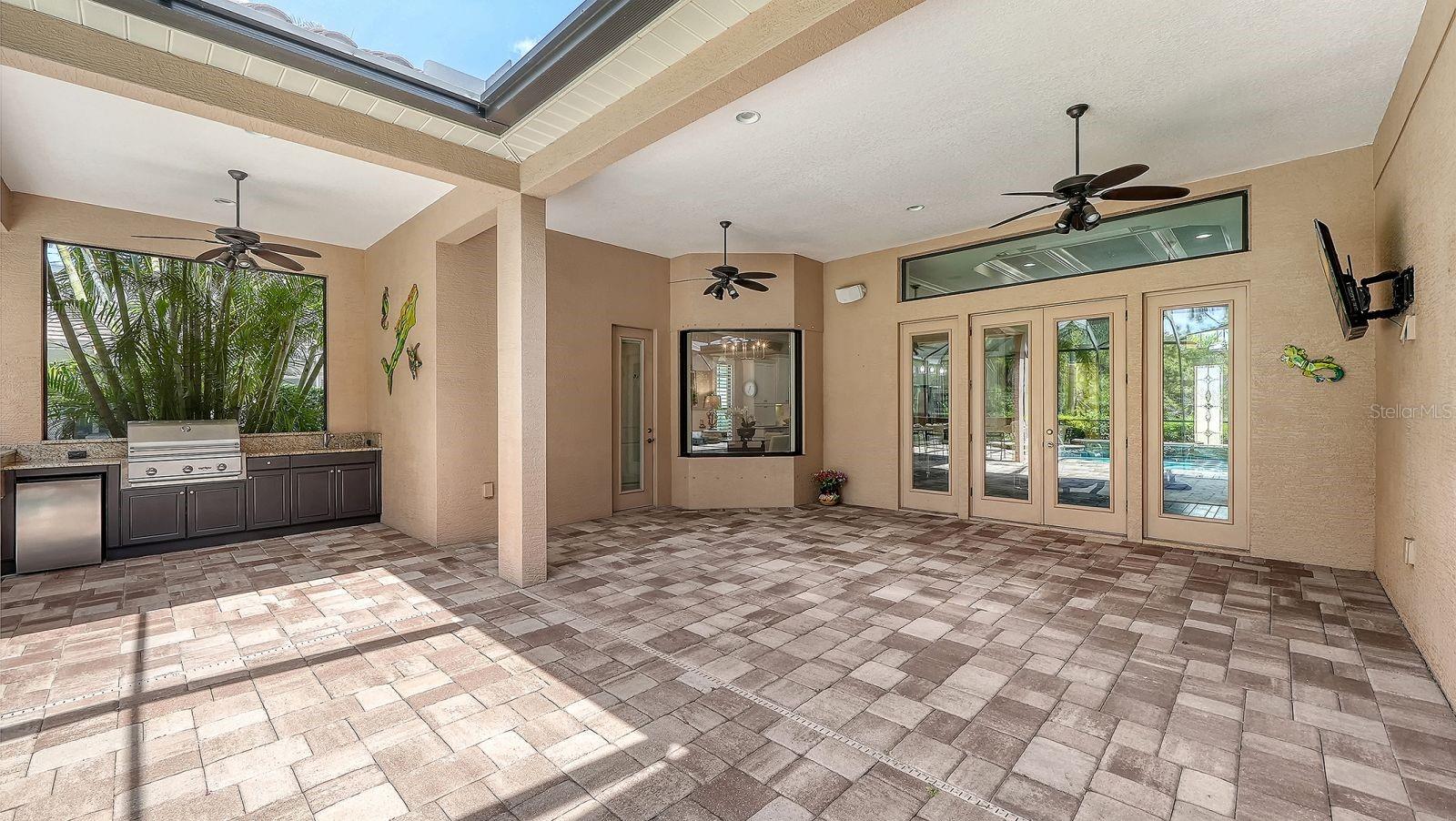 COUNTRY CLUB EAST AT LAKEWD RNCH RR - Residential