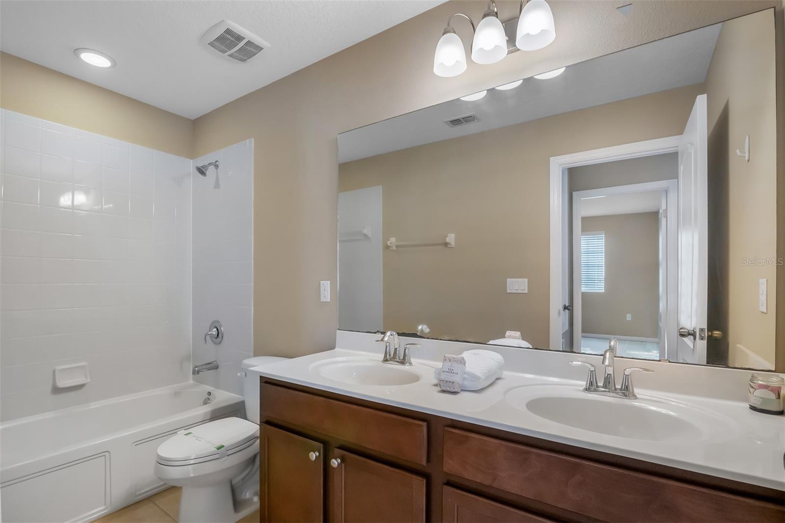 RIVERVIEW TWNHMS PH II - Residential Lease