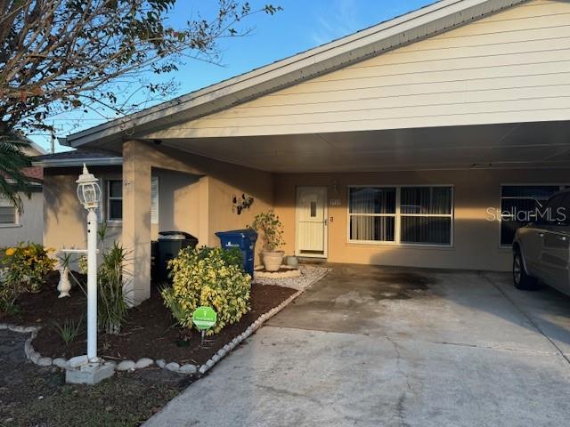 Great 2/1 Duplex in South Gate area.  Small pet allowed with owners approval.  Carport, washer and dryer in unit.  Water, lawn care and pest control included.