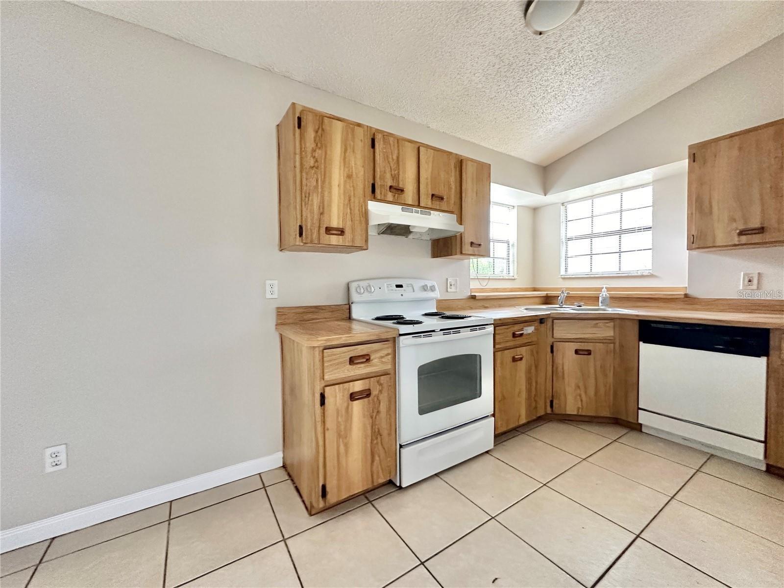 DELTONA LAKES UN 41 - Residential Lease