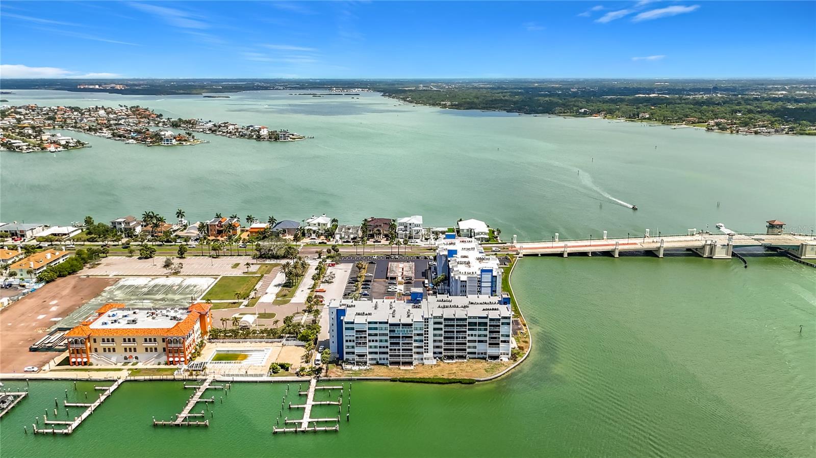 TREASURE ISLAND TENNIS & YACHT CLUB - Residential