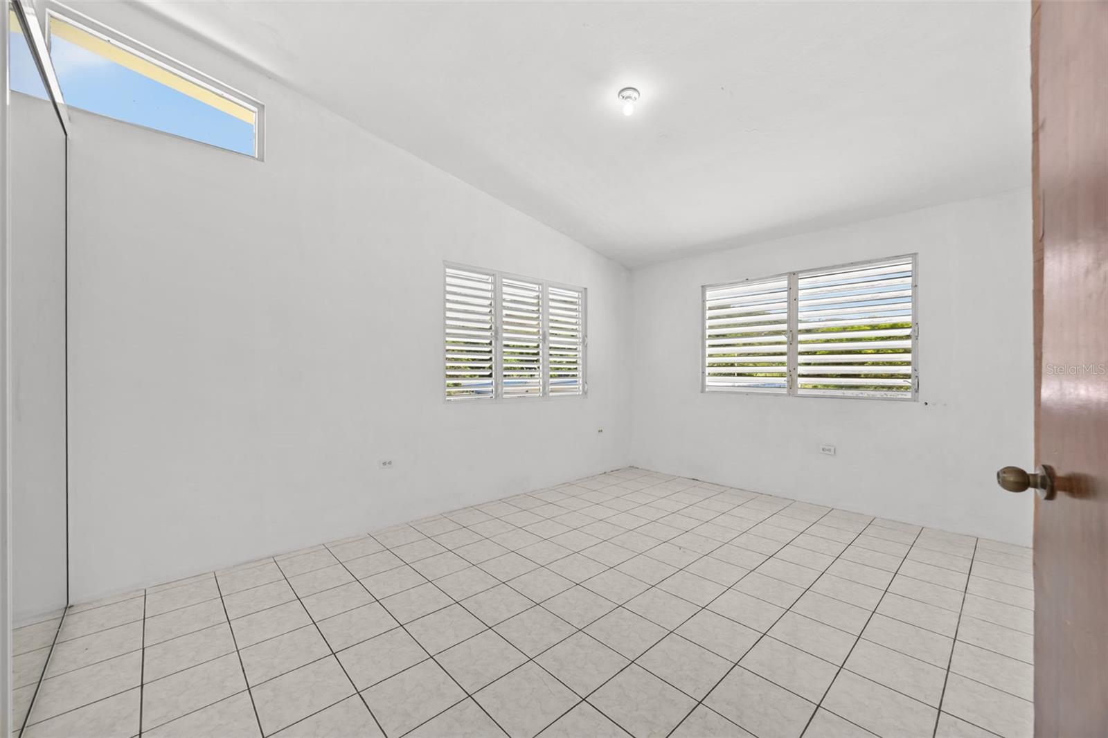 LAS CALDERONAS COMMUNITY - Residential Income