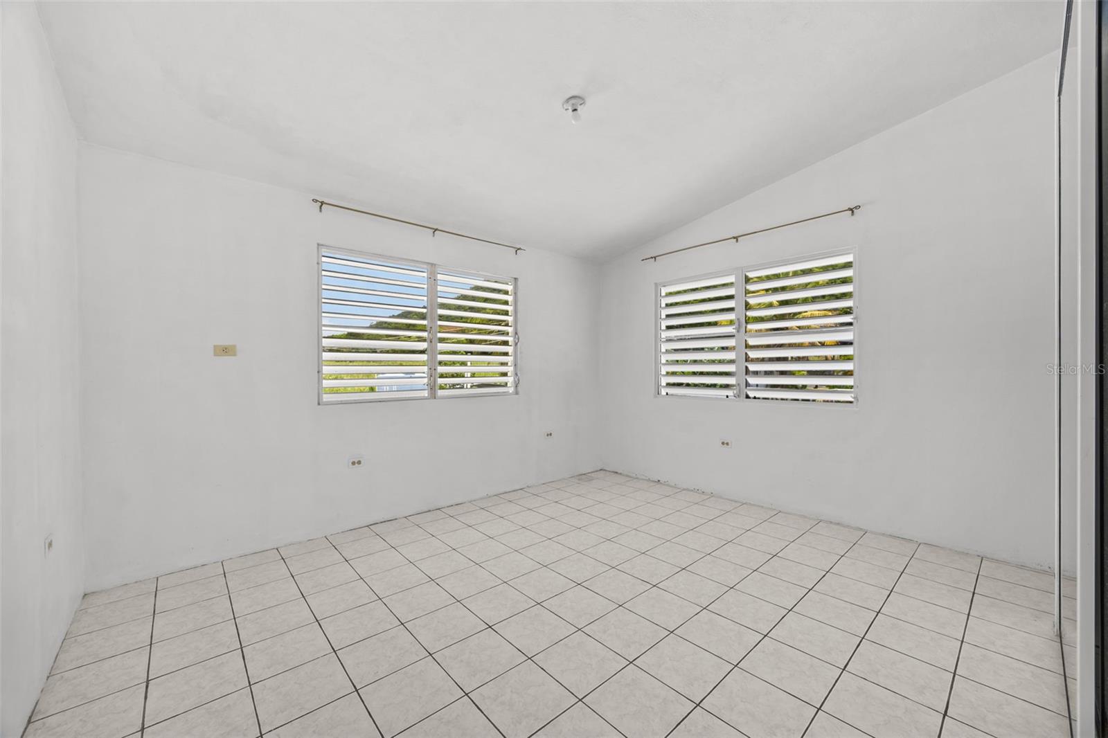 LAS CALDERONAS COMMUNITY - Residential Income