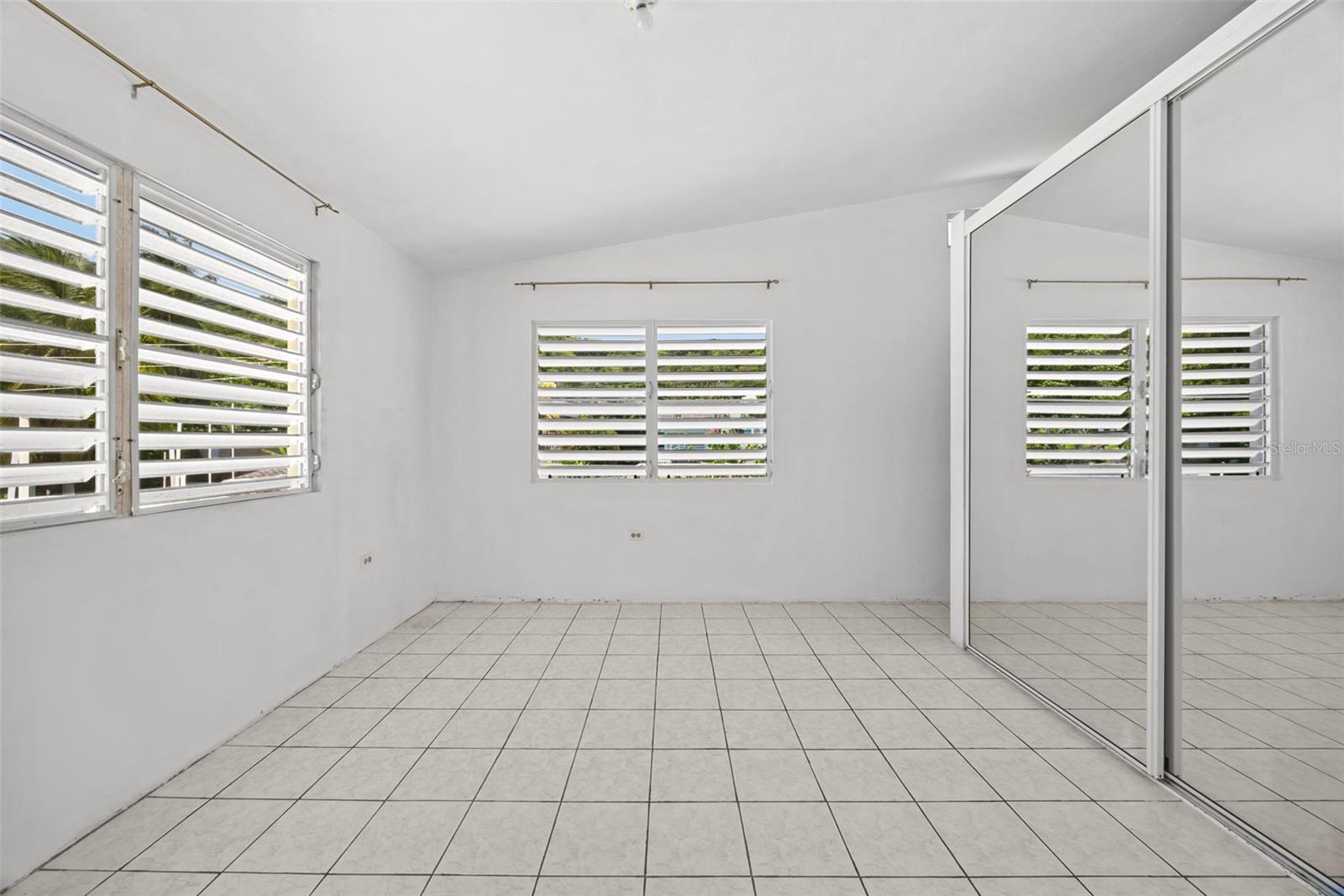 LAS CALDERONAS COMMUNITY - Residential Income