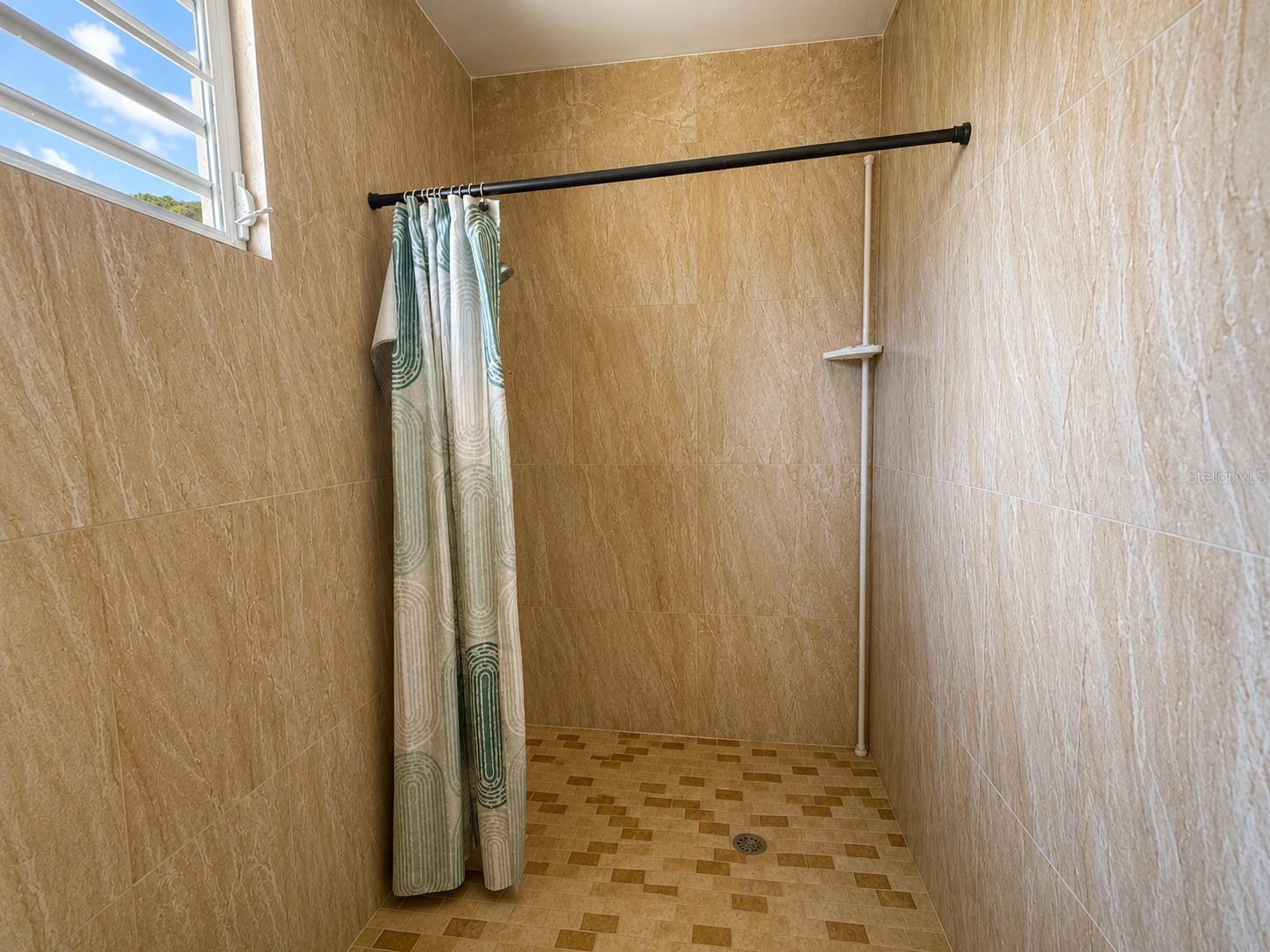 LAS CALDERONAS COMMUNITY - Residential Income