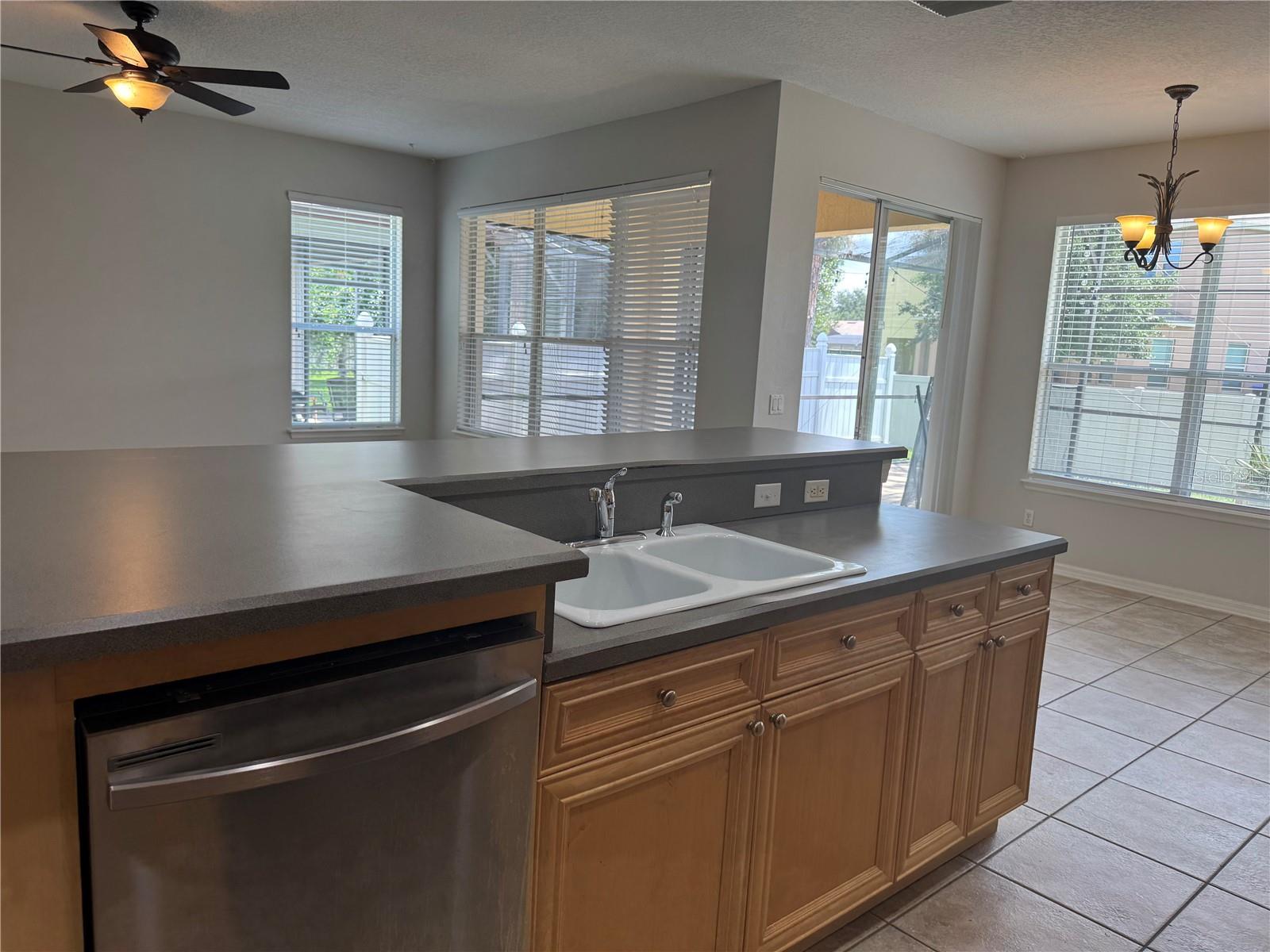 LAKES WINDERMERE PH 01 49 108 - Residential Lease